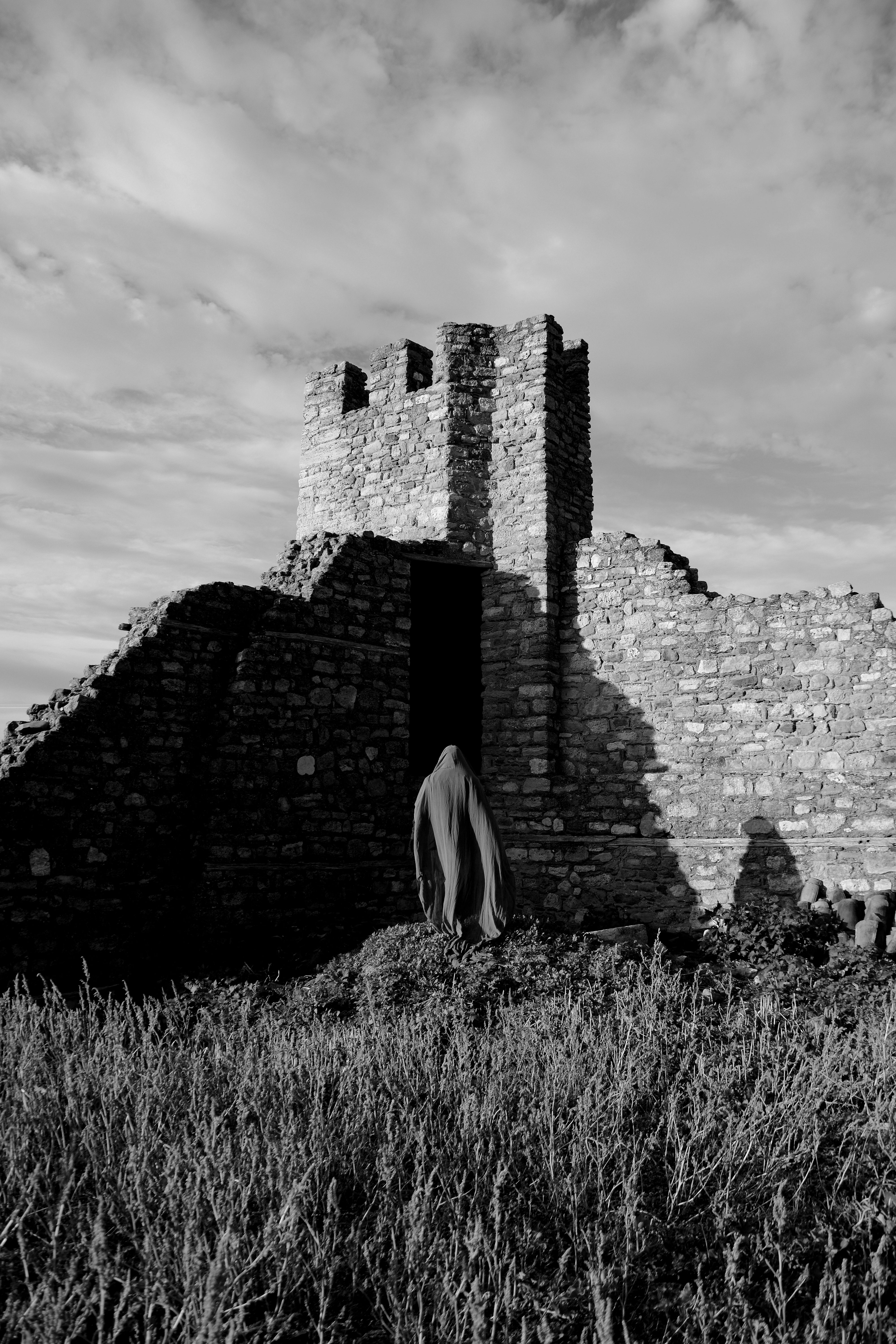 Goth Demi Vamric Castle Photos, Download