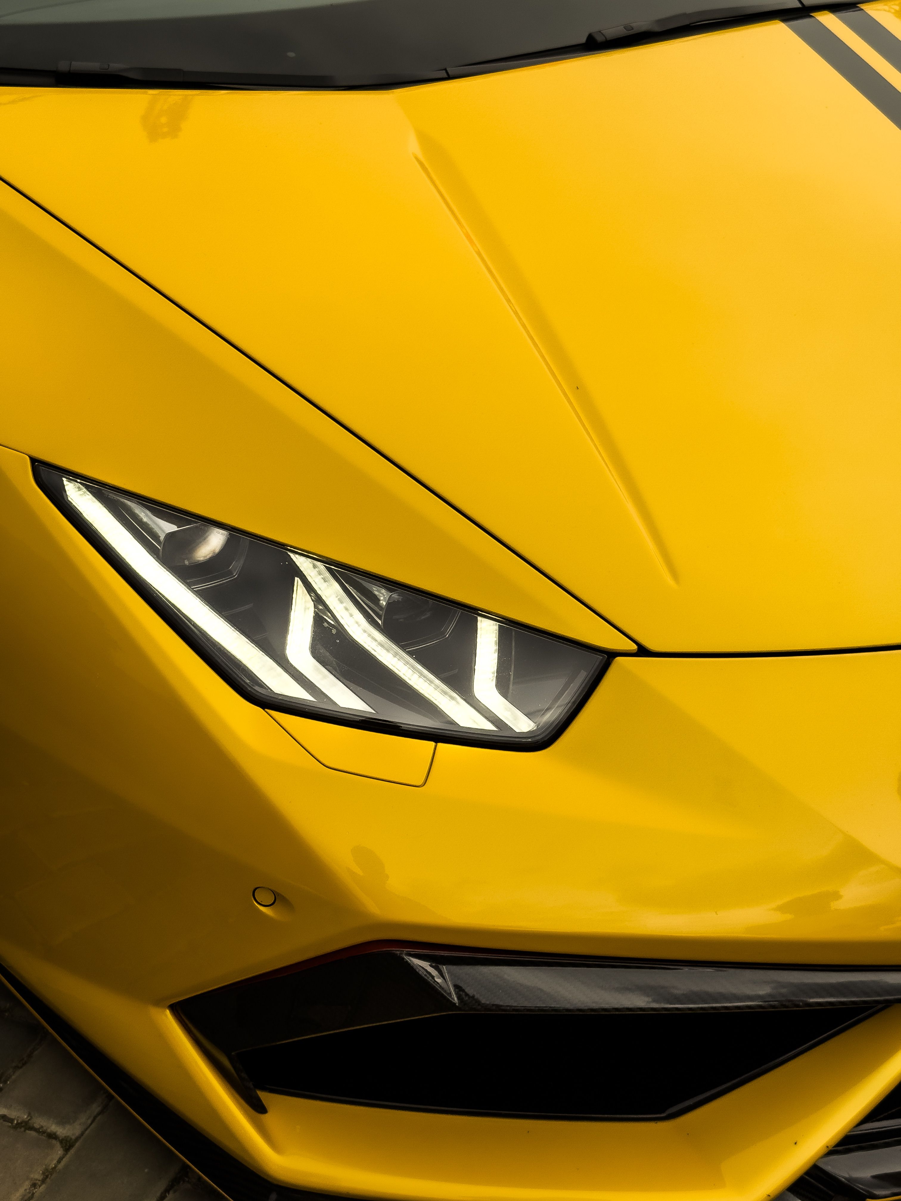 Voiture De Sport Jaune En Gros Plan · Photo gratuite