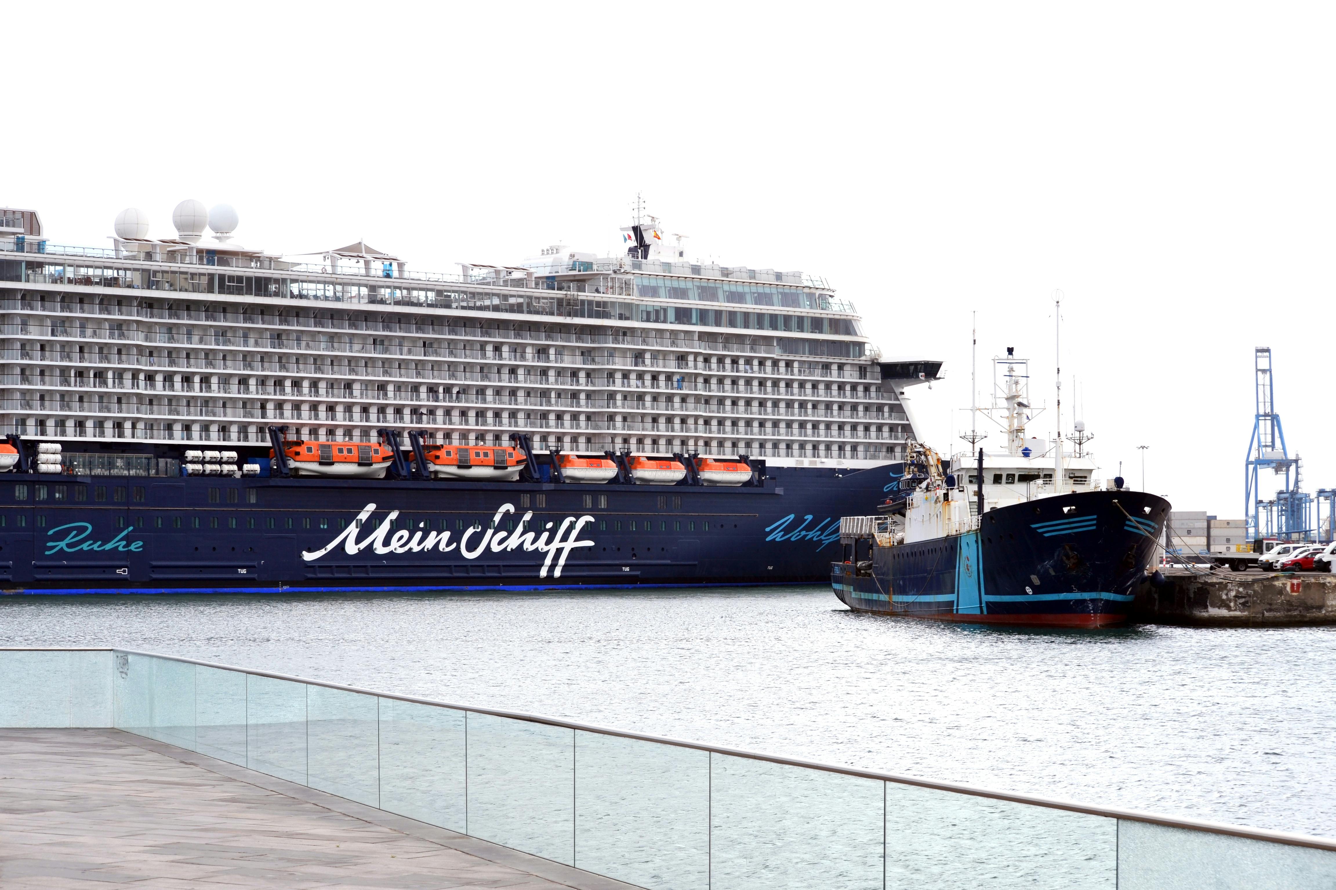 Crucero aproximándose a un puerto canario en el Atlántico