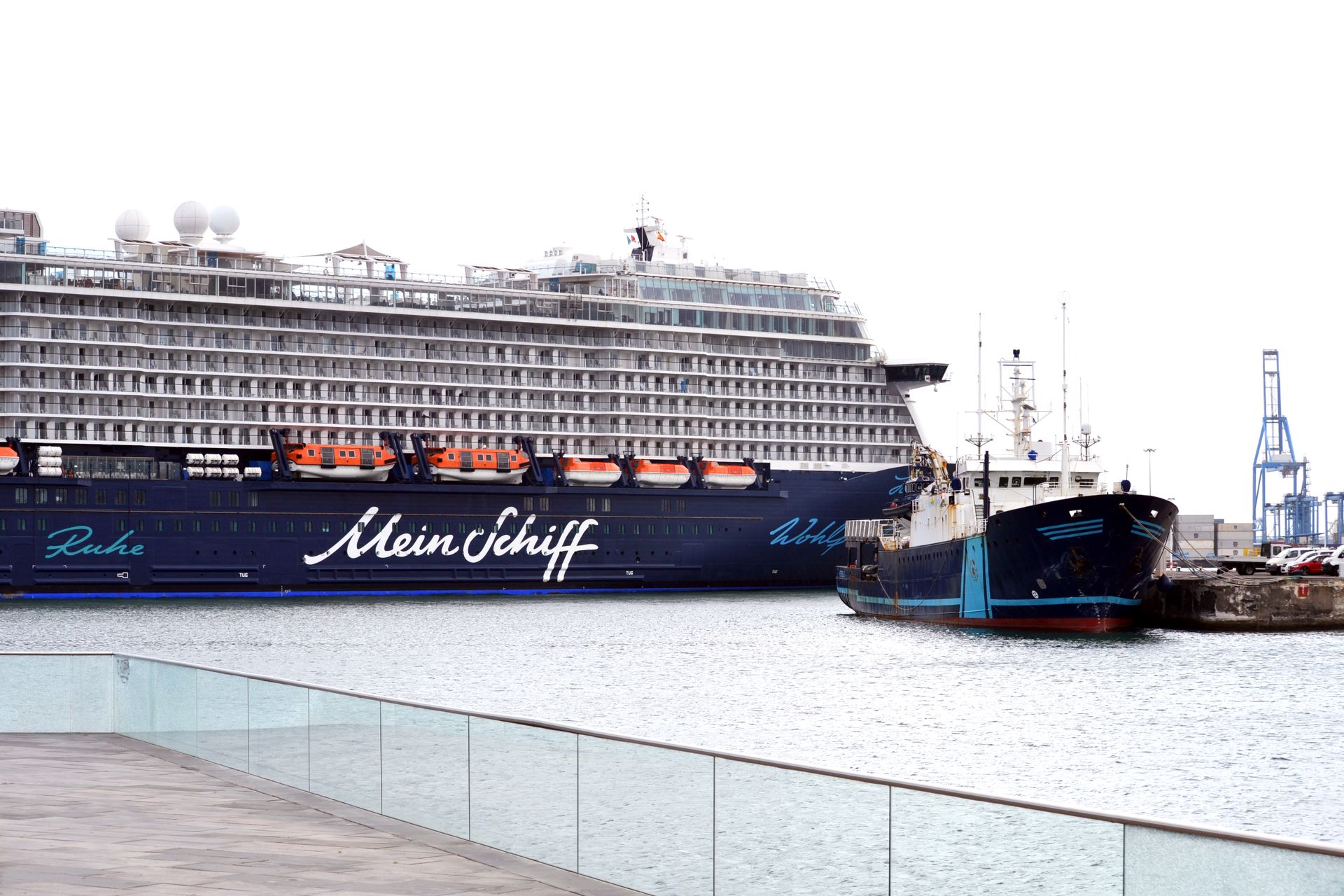 Crucero aproximándose a un puerto canario en el Atlántico