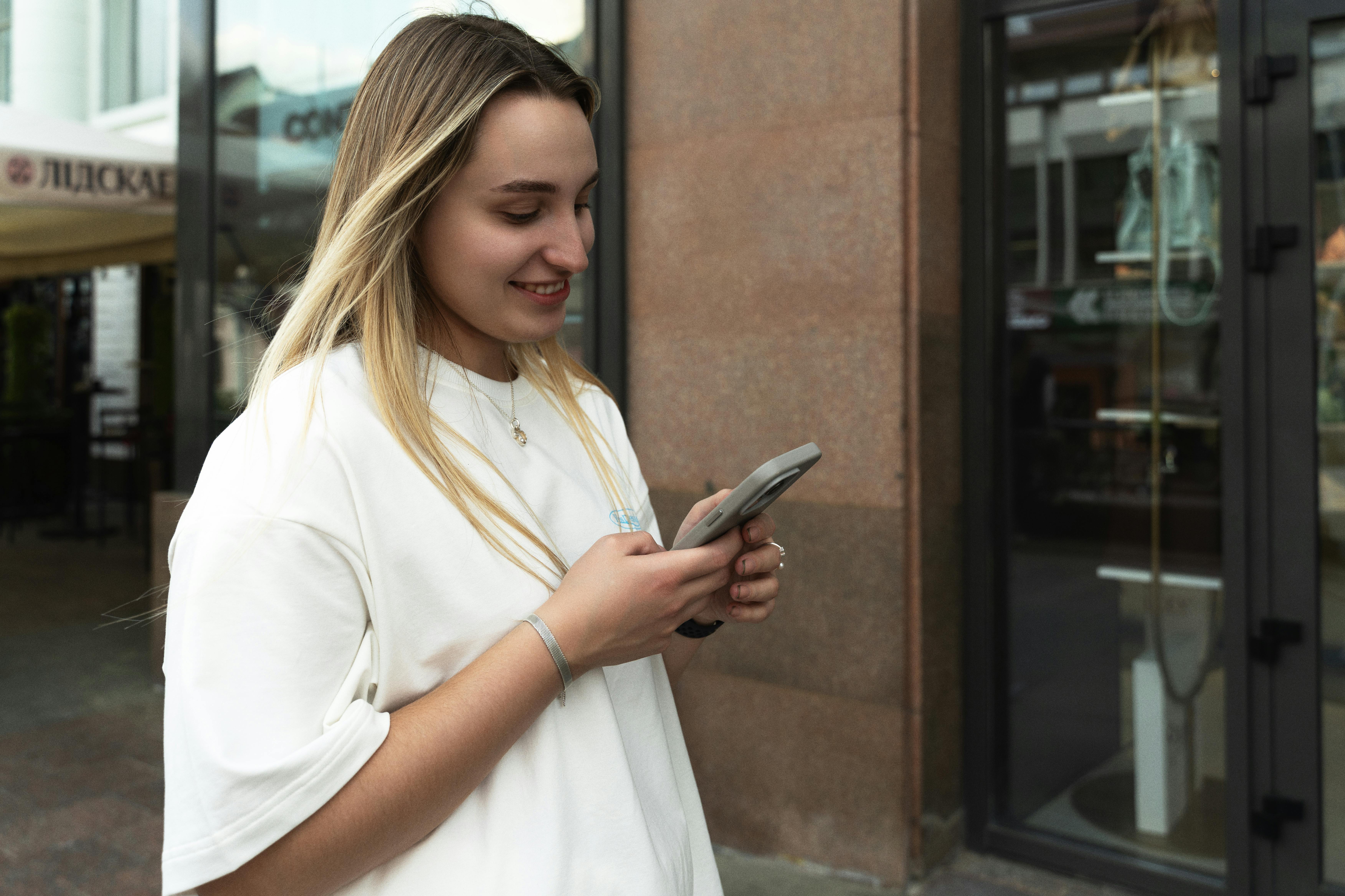 재테크 성공에 기뻐하는 20대 여성
