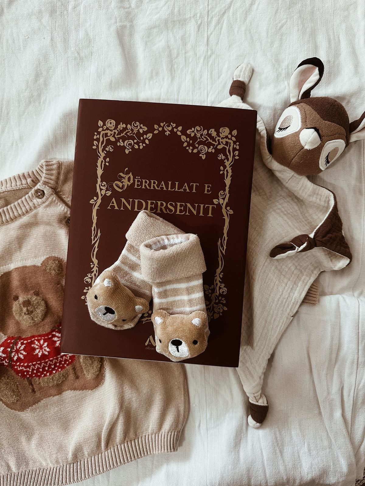Vêtements et accessoires bébé prêts à offrir en cadeau de naissance