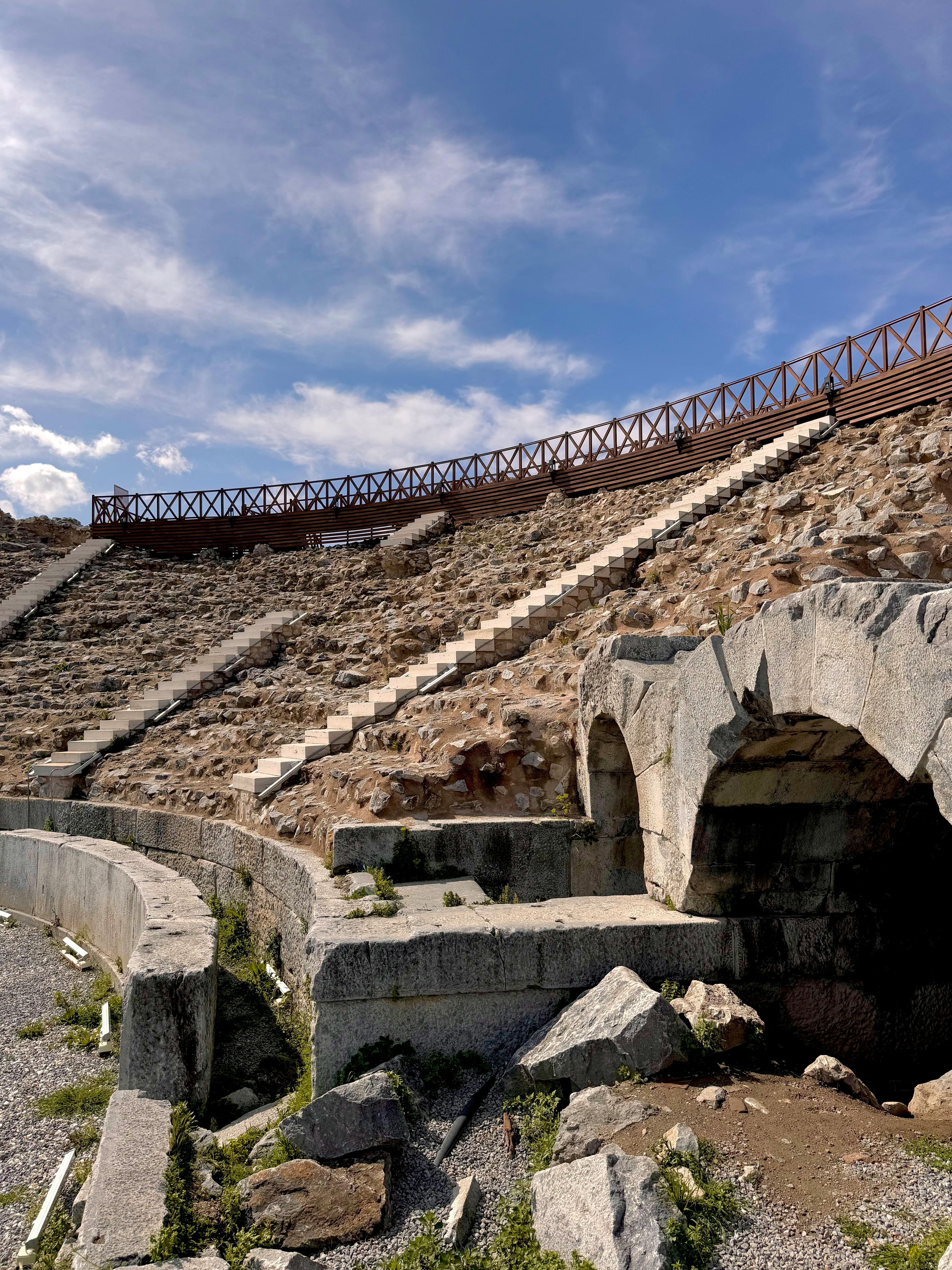 Ücretsiz Taş merdivenler ve mavi gökyüzü fonunda antik Roma amfi tiyatrosu kalıntıları. Stok Fotoğraflar