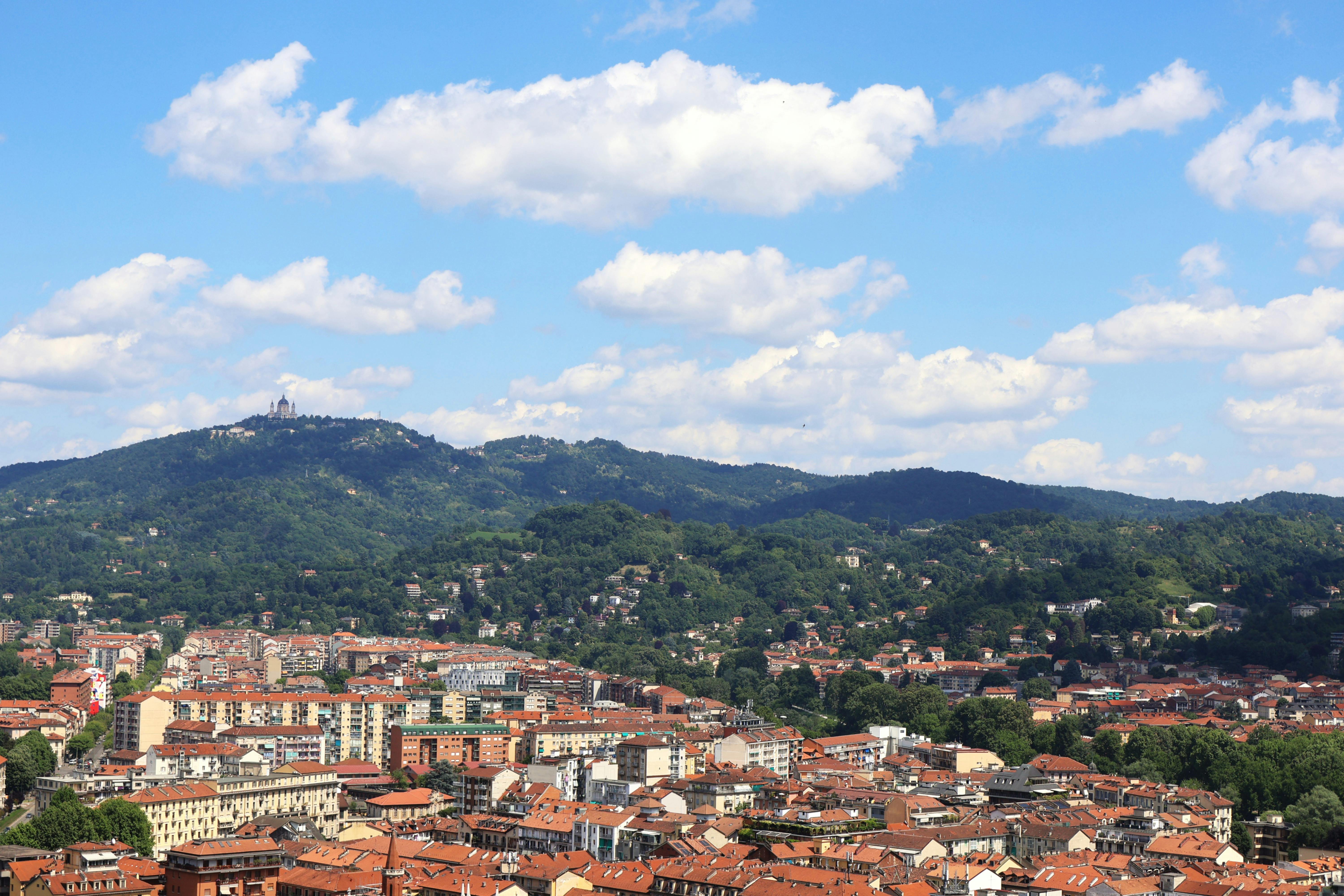 Guida a Collina Torinese: Dove le Colline Sussurrano Storie di Vino e Tradizione