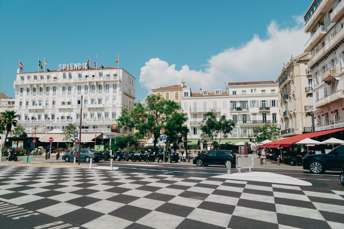 Rue élégante et animée à Cannes