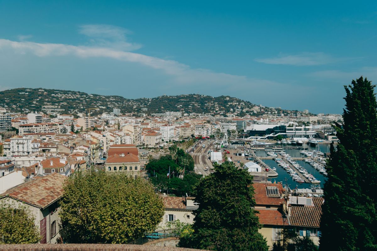 Vue panoramique sur le port et la ville de Cannes