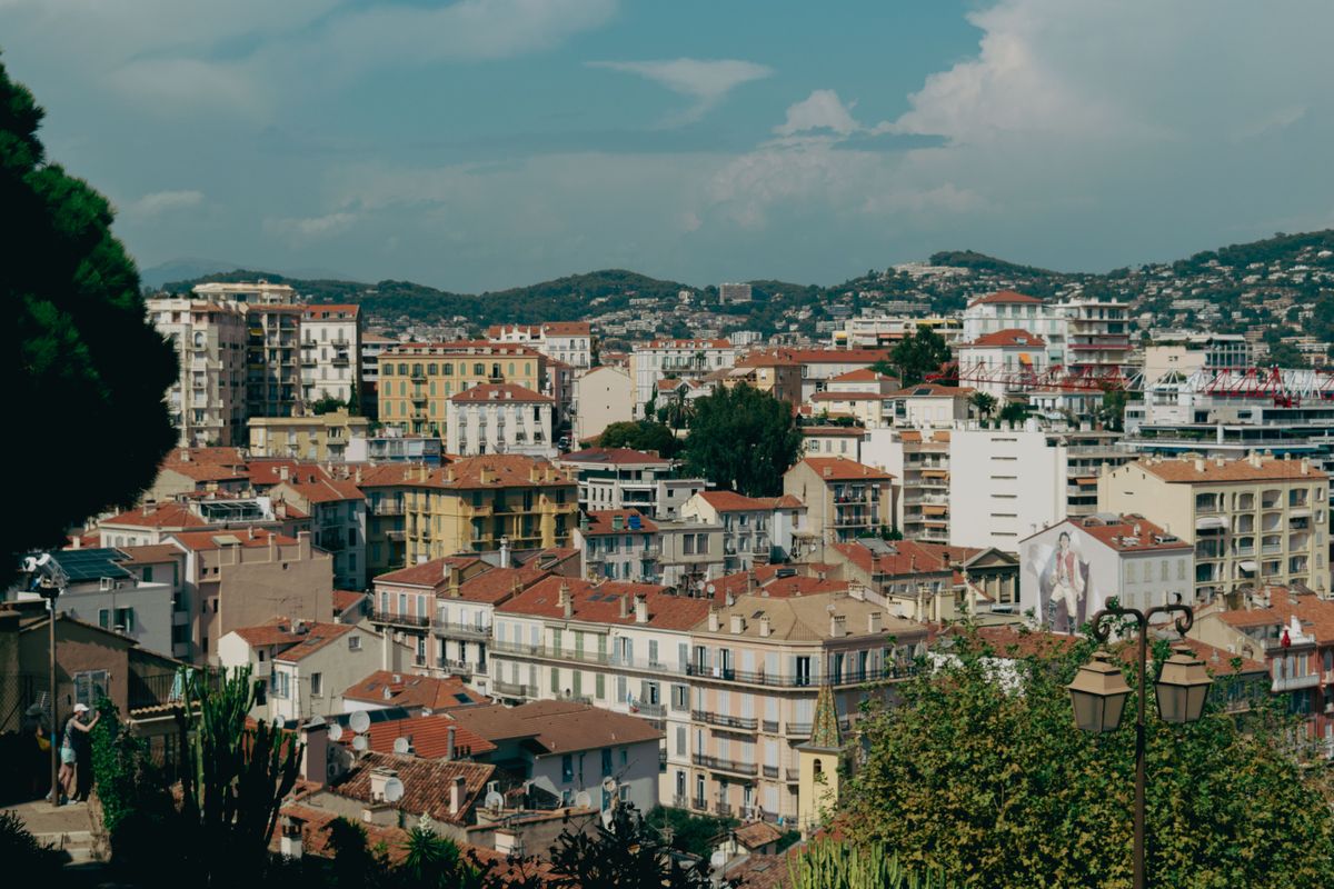 Vue sur Cannes, ses toits et la Méditerranée
