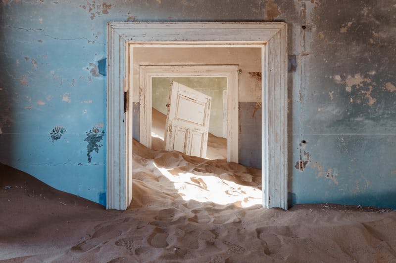 Chambre abandonnée remplie de sable à Kolmanskop en Namibie