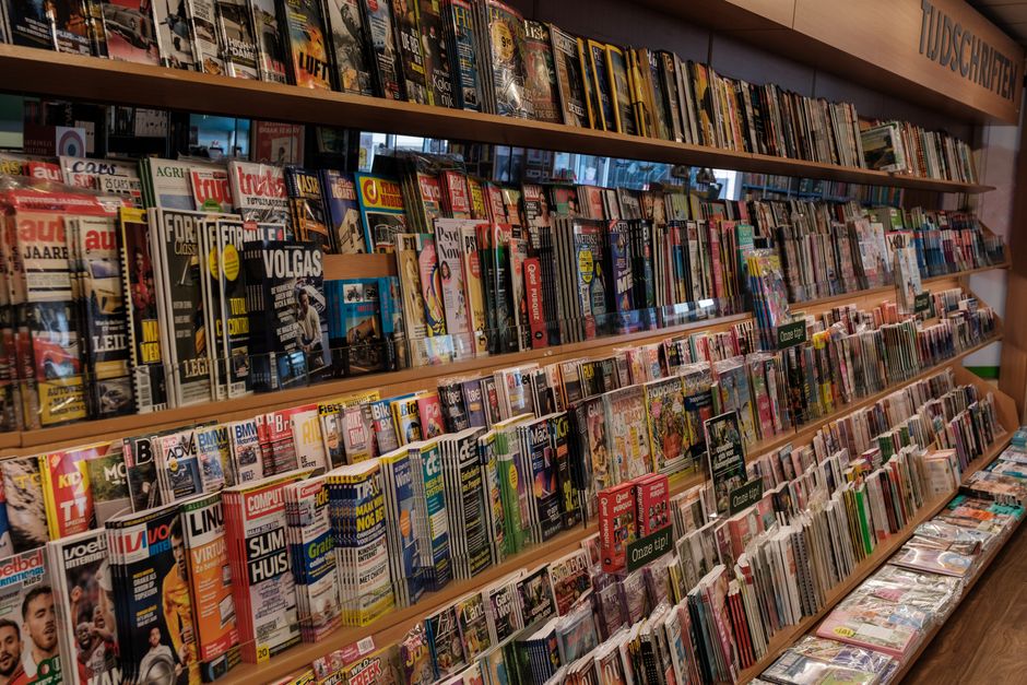 アムステルダムの書店には、さまざまなトピックを特集した色とりどりの雑誌が並んでいます。