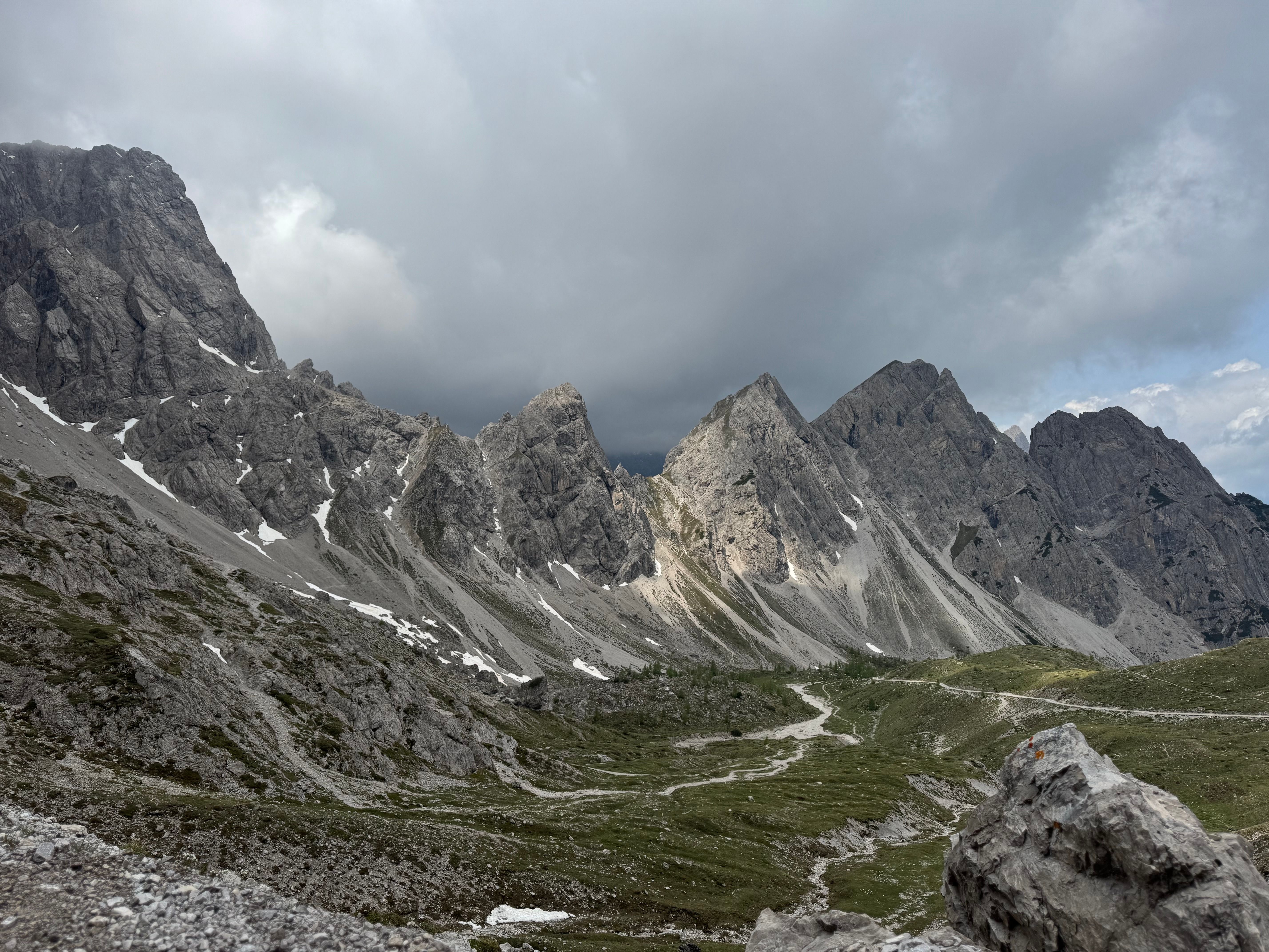 Wanderweg durch alpine Bergwelt