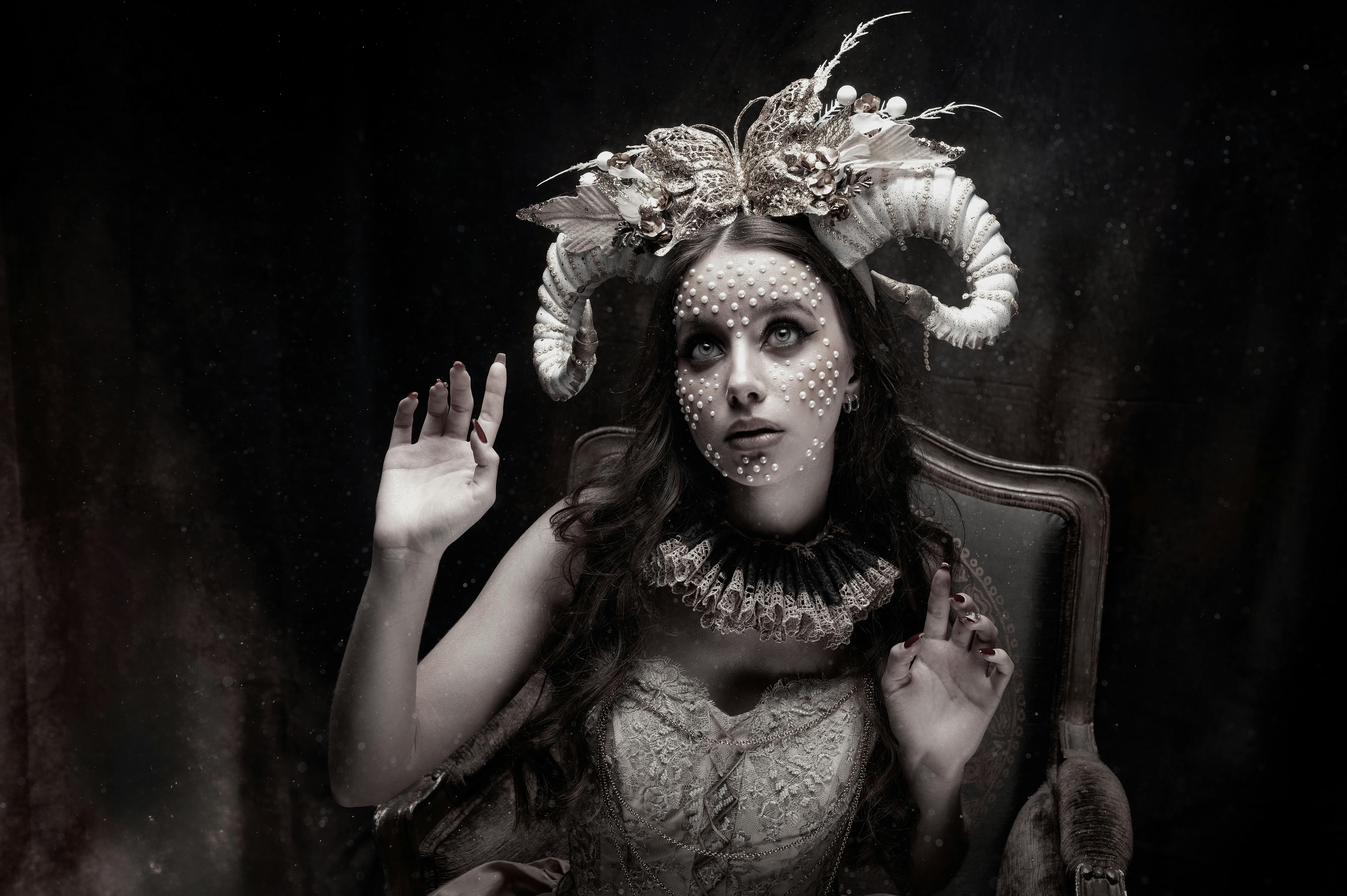 Gratuit Élégant portrait fantastique d'une femme en costume avec des cornes décoratives et des perles. Photos