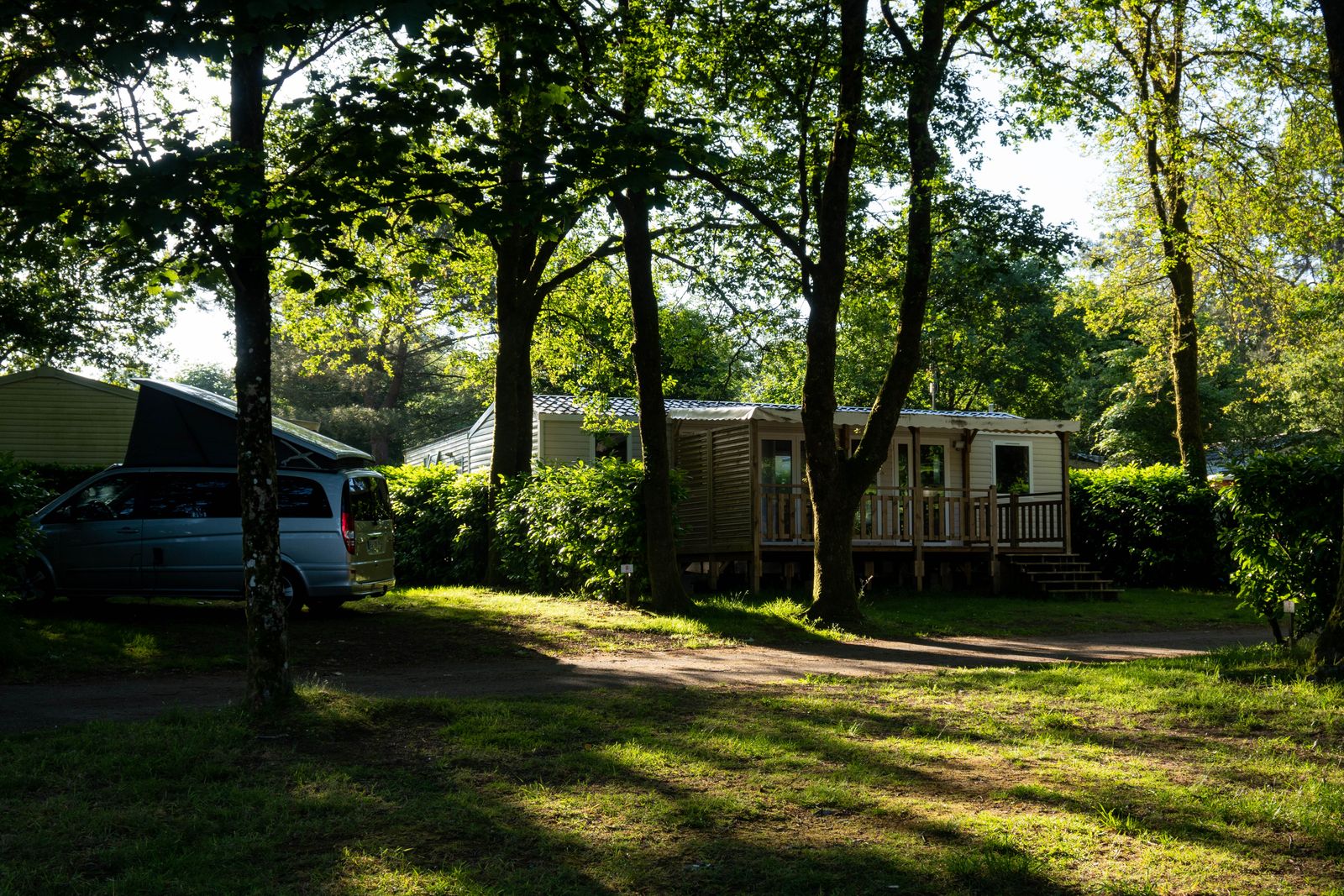 Mobil-home installé dans un environnement arboré