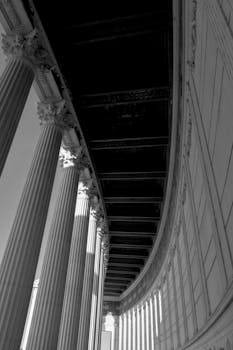 Black and white architectural photo of curved columns in Rome, Italy.