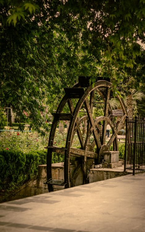 Historic Waterwheel in Lush Garden Landscape · Free Stock Photo