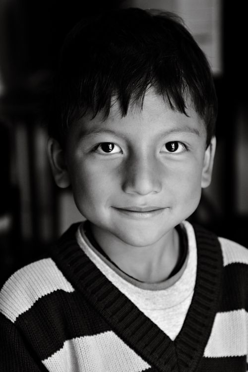 Encantador Retrato En Blanco Y Negro De Un Niño Pequeño · Foto de stock ...