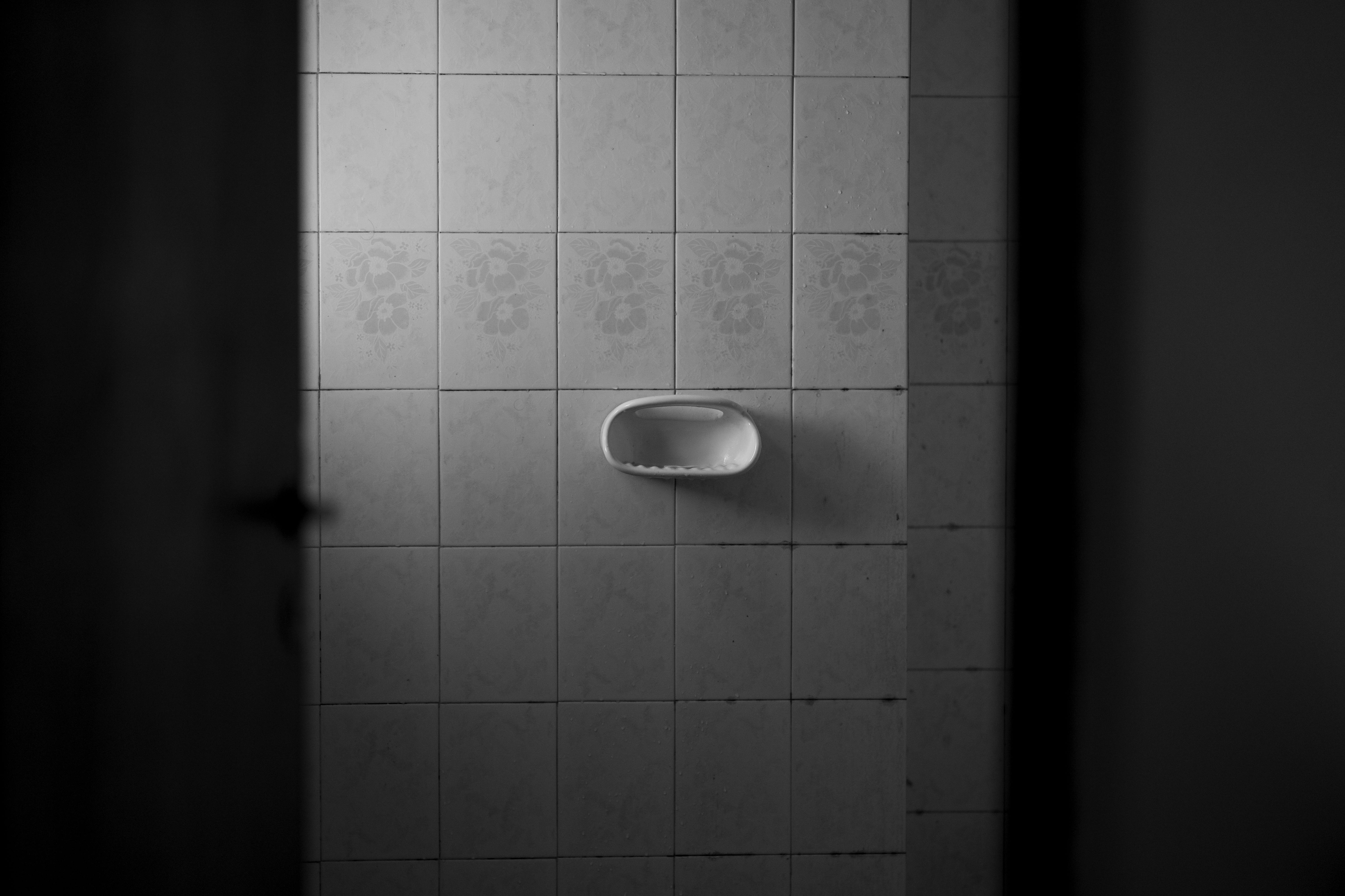 Gratis Et minimalistisk badeværelse med flisebelagte vægge og sæbeskål i Córdoba, Argentina. Lagerfoto