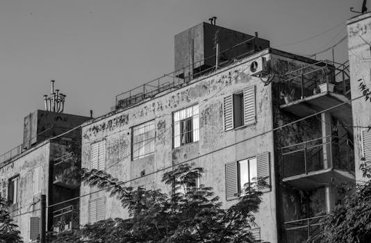 Black and white photo of an old tenement building in Córdoba, Argentina, capturing its urban decay.