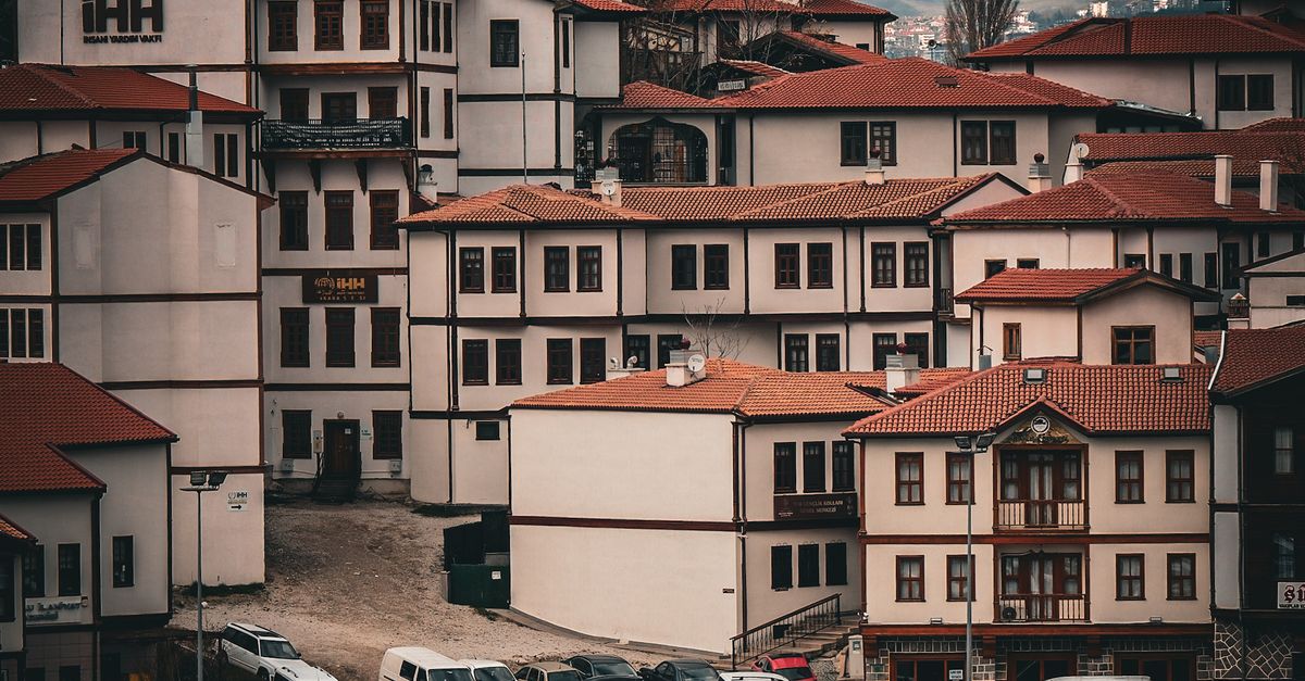 Historic Buildings and Traffic in Ankara, Türkiye · Free Stock Photo