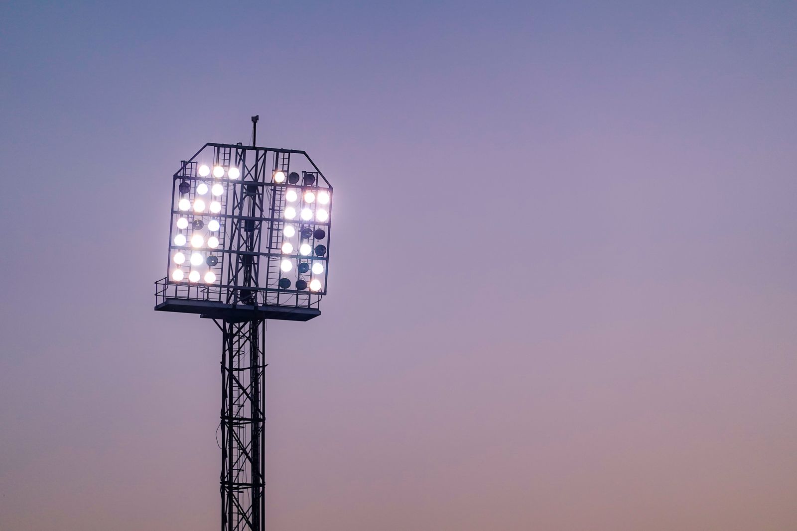 Estádio iluminado à noite