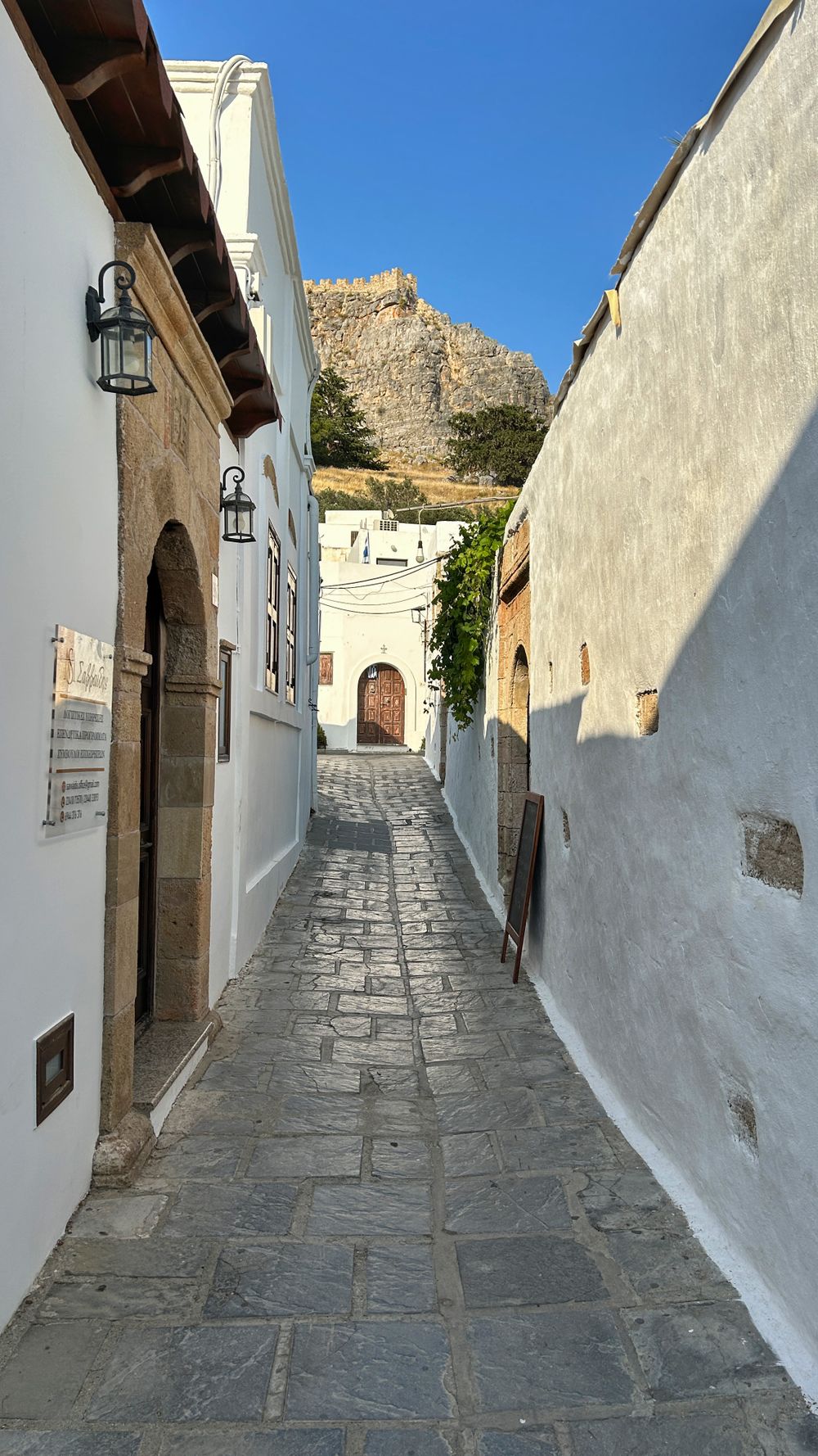 Străduță cu case albe și trepte în satul Lindos, Rodos
