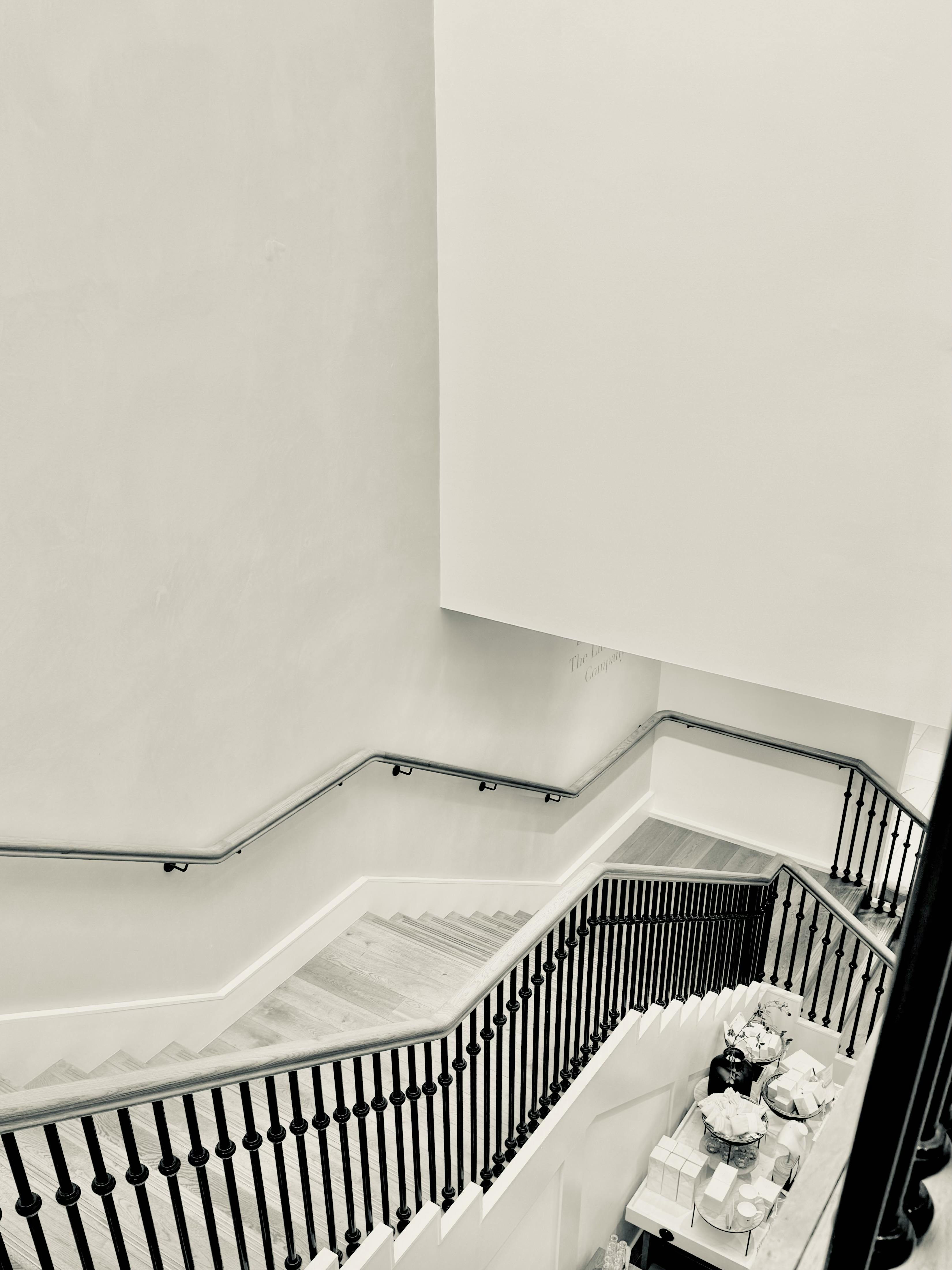 Gratuit Fotografie alb-negru a unei scări elegante în spirală cu linii geometrice. Fotografie de stoc