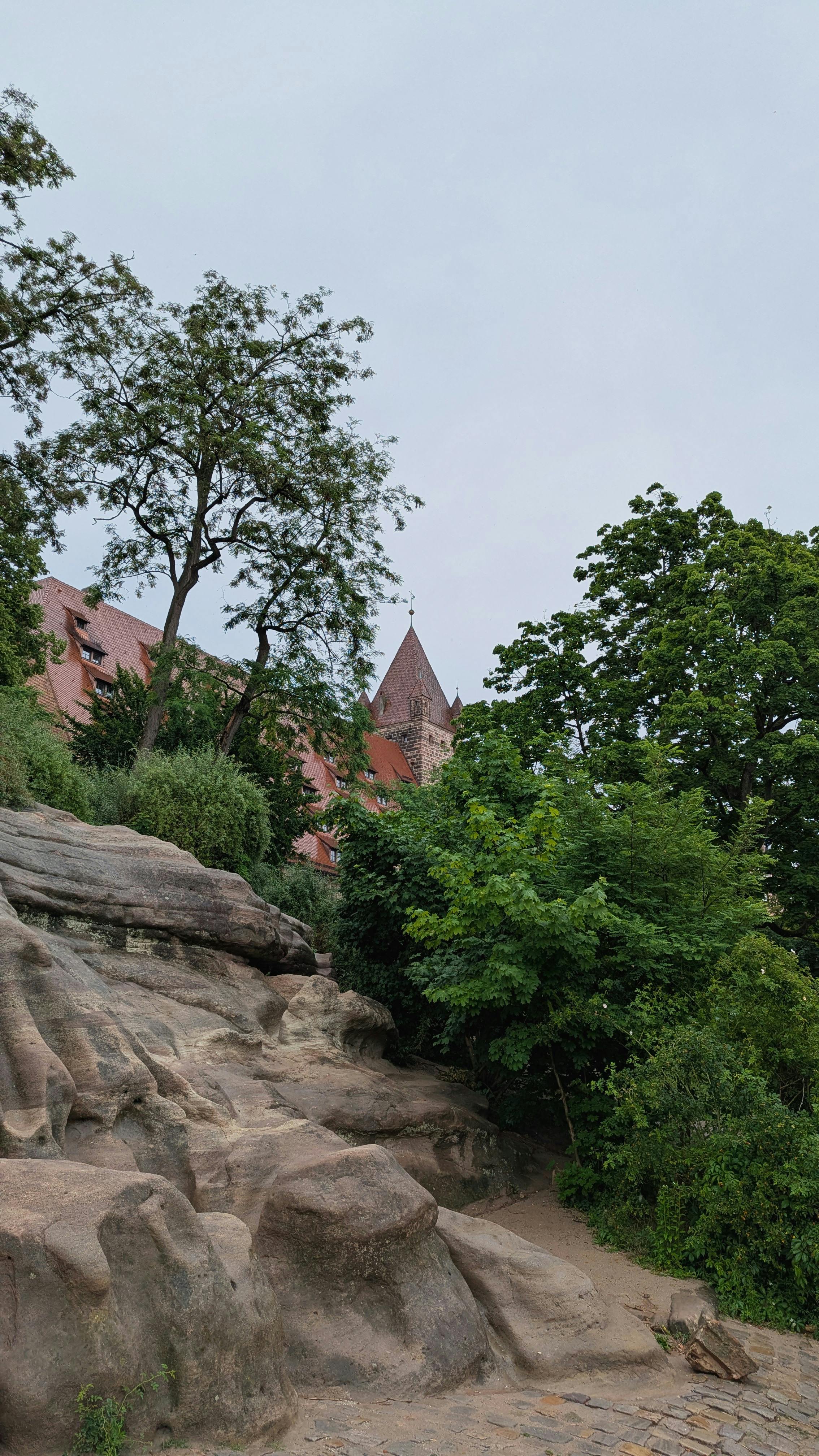 Gratis Descubra la armoniosa combinación de arquitectura histórica y paisajes naturales en Núremberg, Alemania. Foto de stock