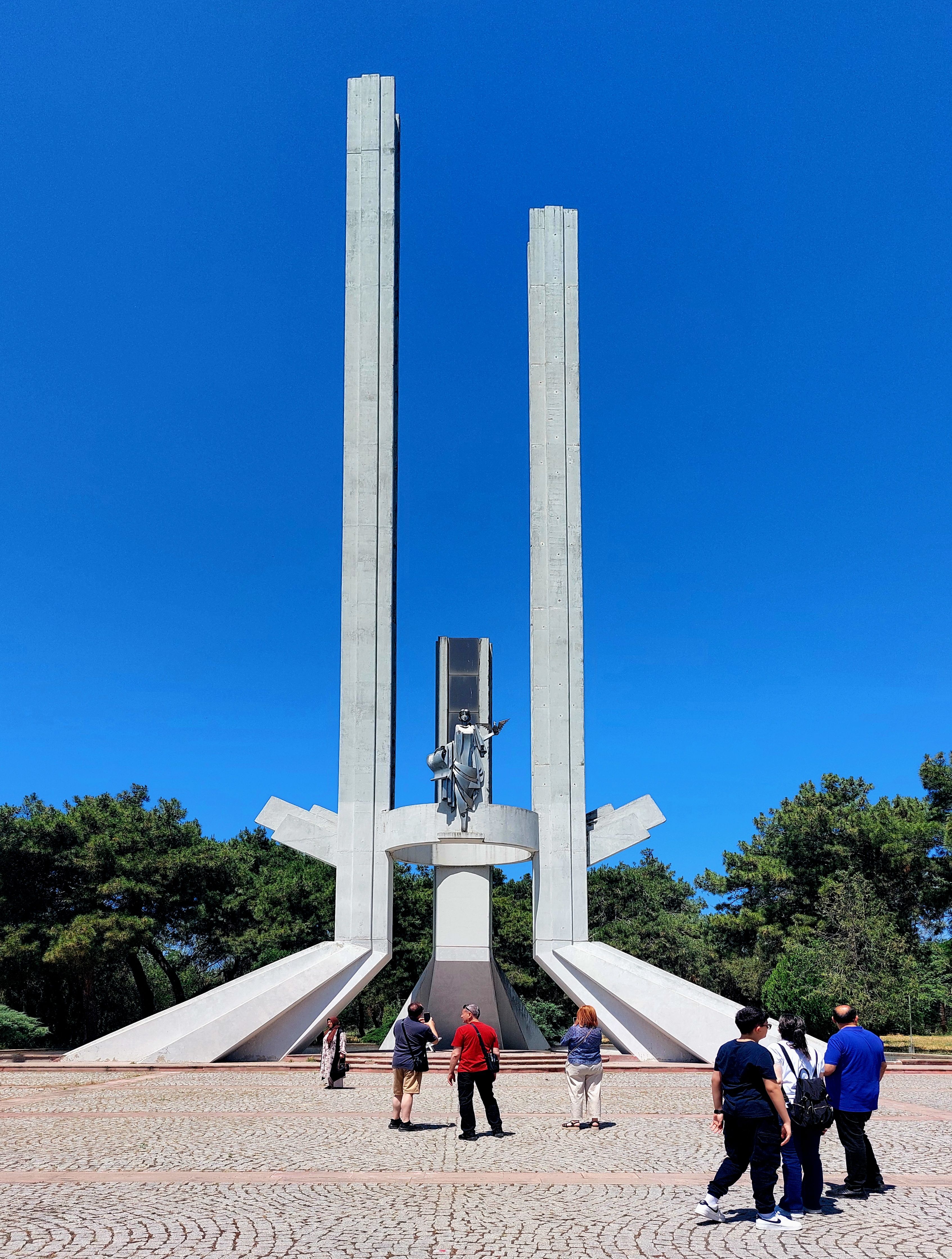 Kostenlos Lozan-Denkmal in Edirne, Türkei, mit Touristen, die den sonnigen Tag genießen. Stock-Foto