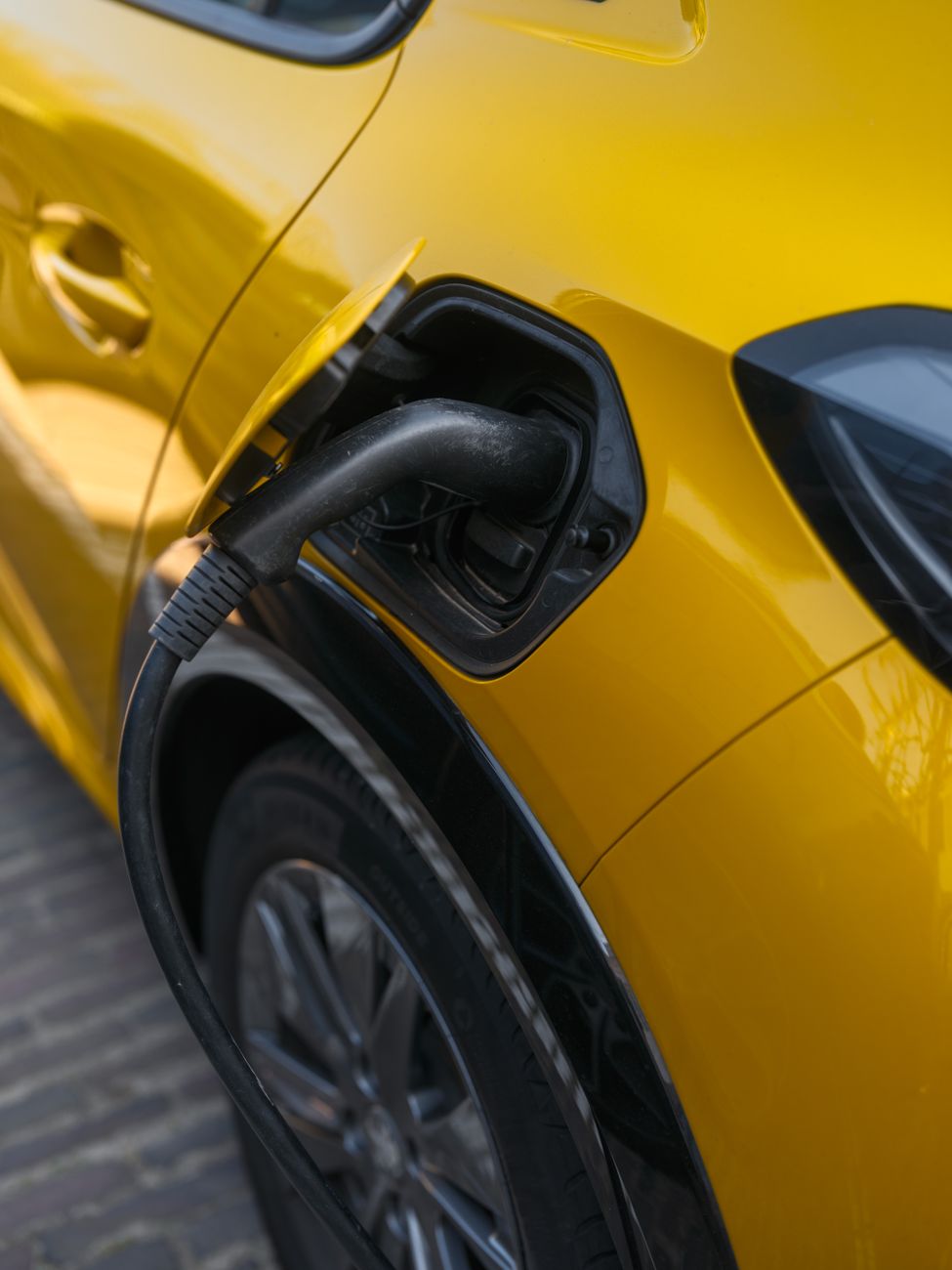 Gele Elektrische Auto Opladen Op Straat