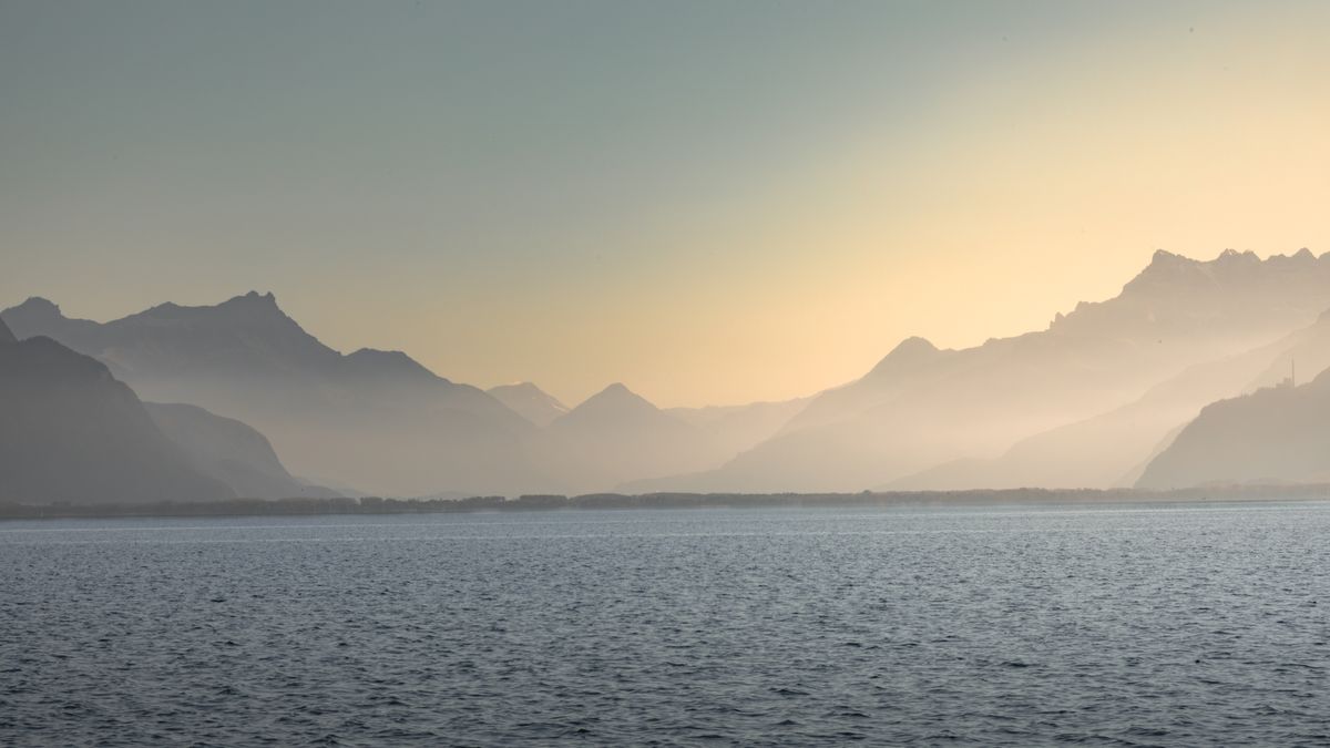 霧に包まれた湖と山(イメージ)