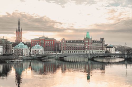 Free Stunning view of Oslo's historic riverside with vibrant reflections under a dramatic sky. Stock Photo