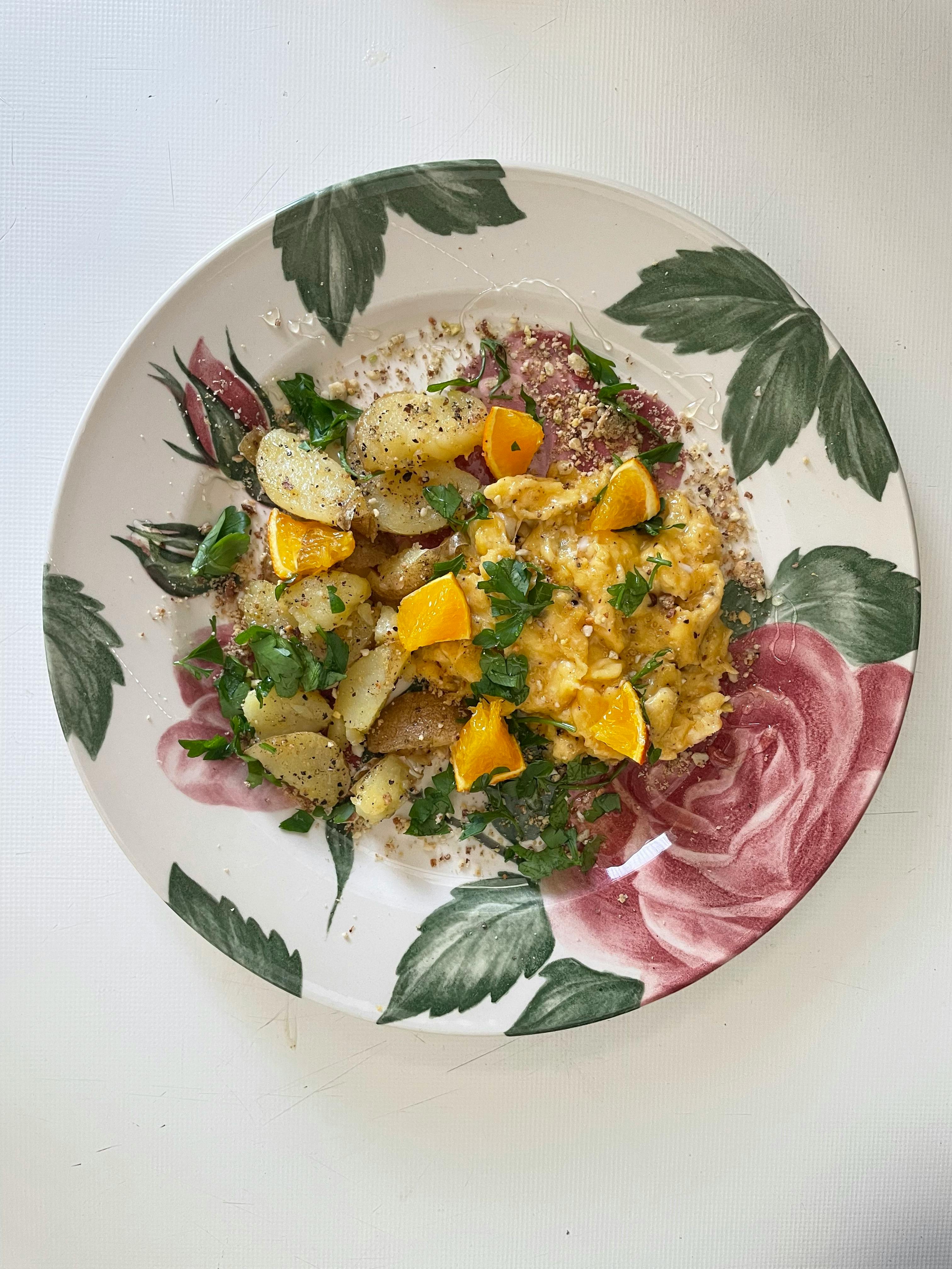 Fette sottili di patate alternate a strati di formaggio su un piatto