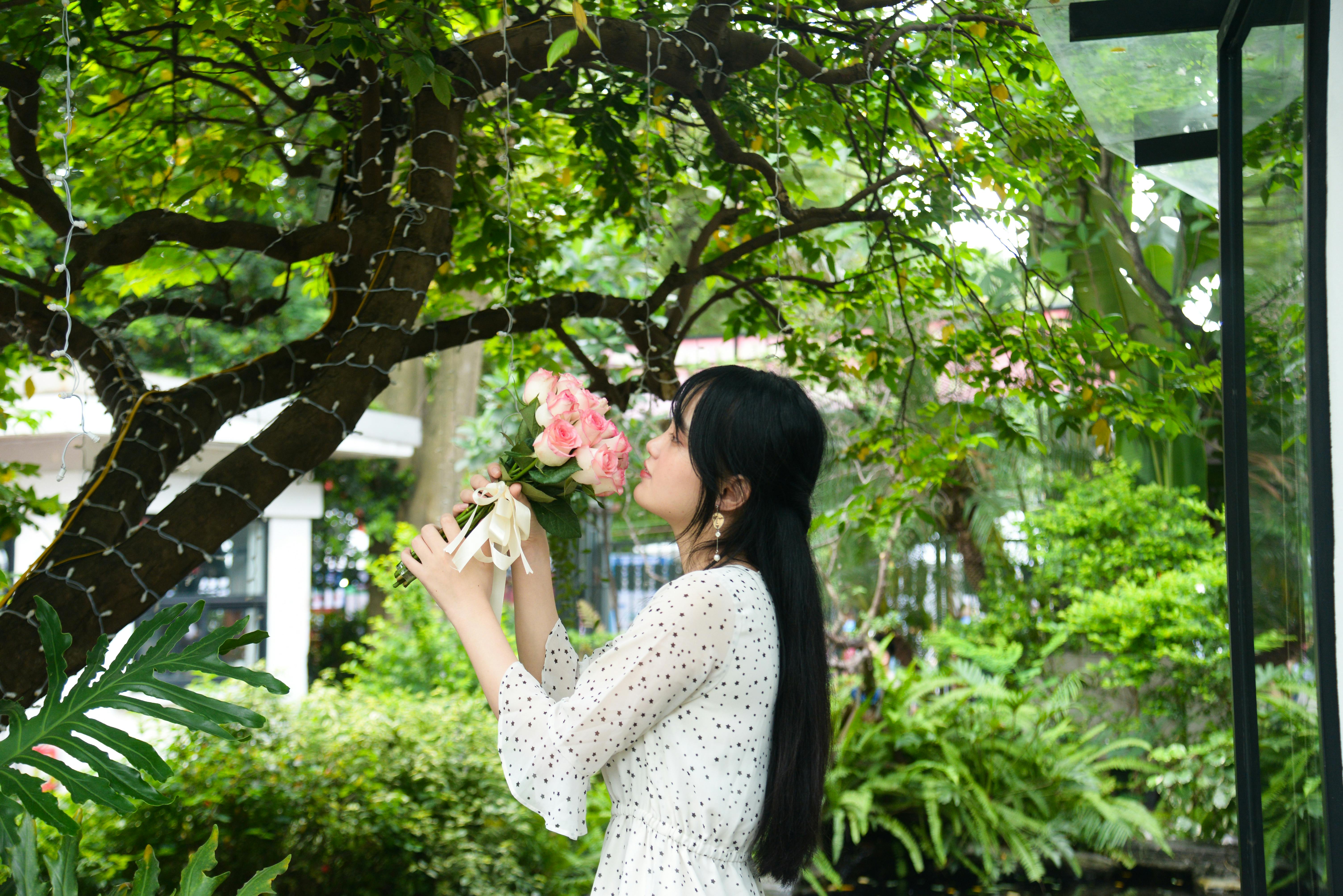 The Science of Smell: Unraveling the Psychology Behind the Powerful Connection Between Scents and Memories