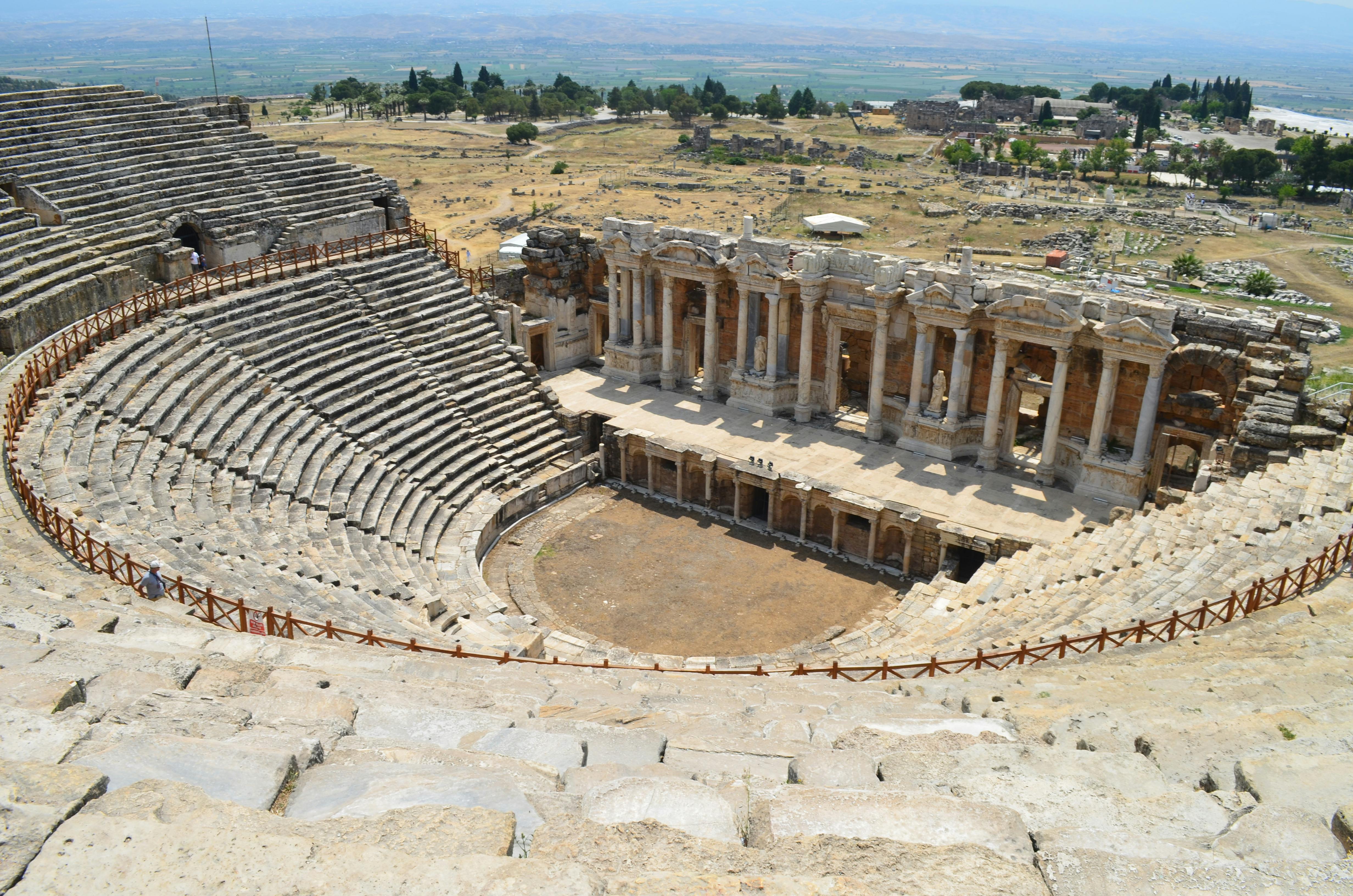Kostenlos Erkunden Sie die atemberaubenden Ruinen des römischen Amphitheaters in Pamukkale, einer ikonischen historischen Stätte. Stock-Foto