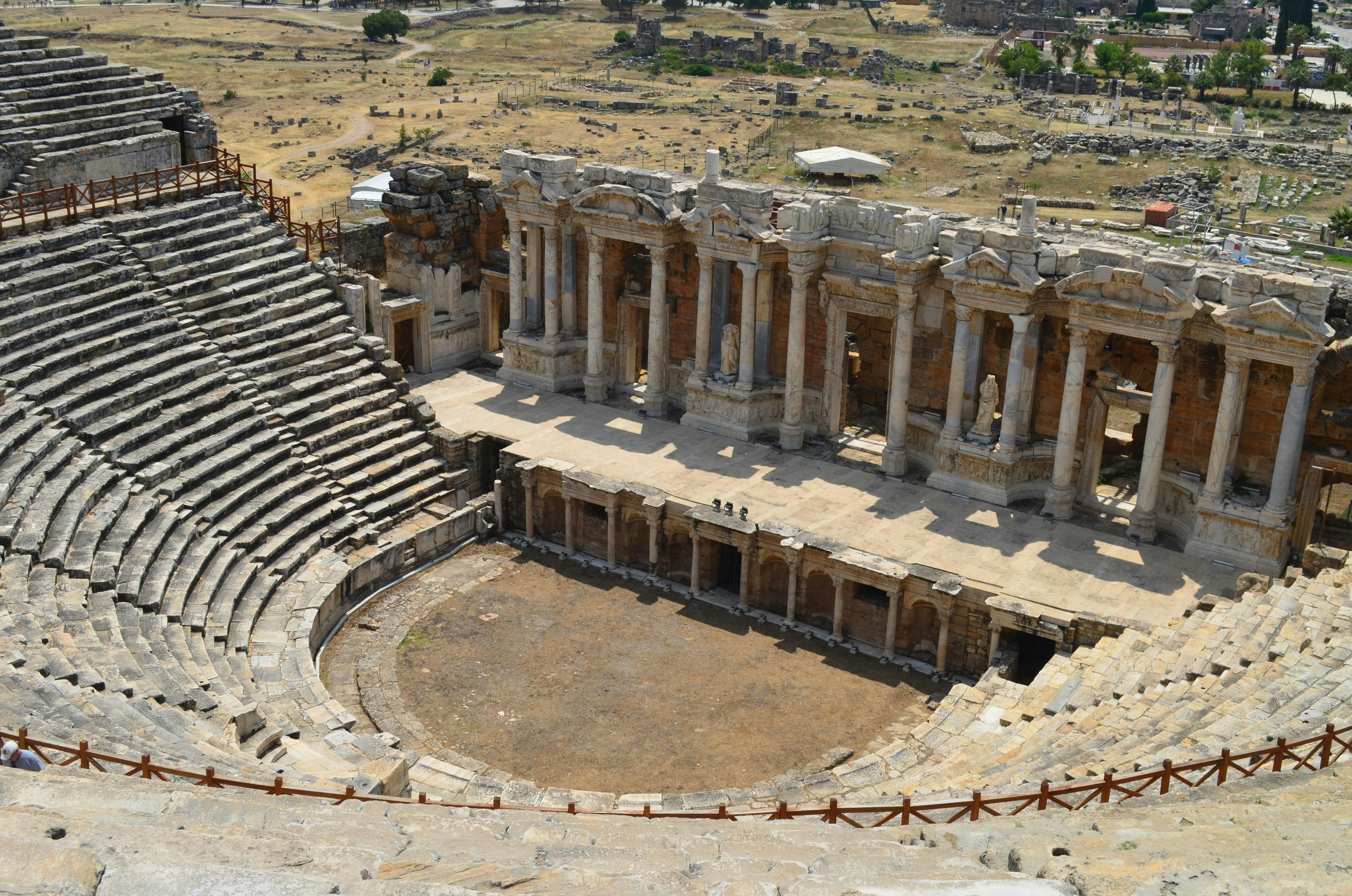 Ücretsiz Türkiye'nin Hierapolis kentinde bulunan ve etkileyici mimari mirasa sahip antik Roma amfi tiyatrosunu keşfedin. Stok Fotoğraflar