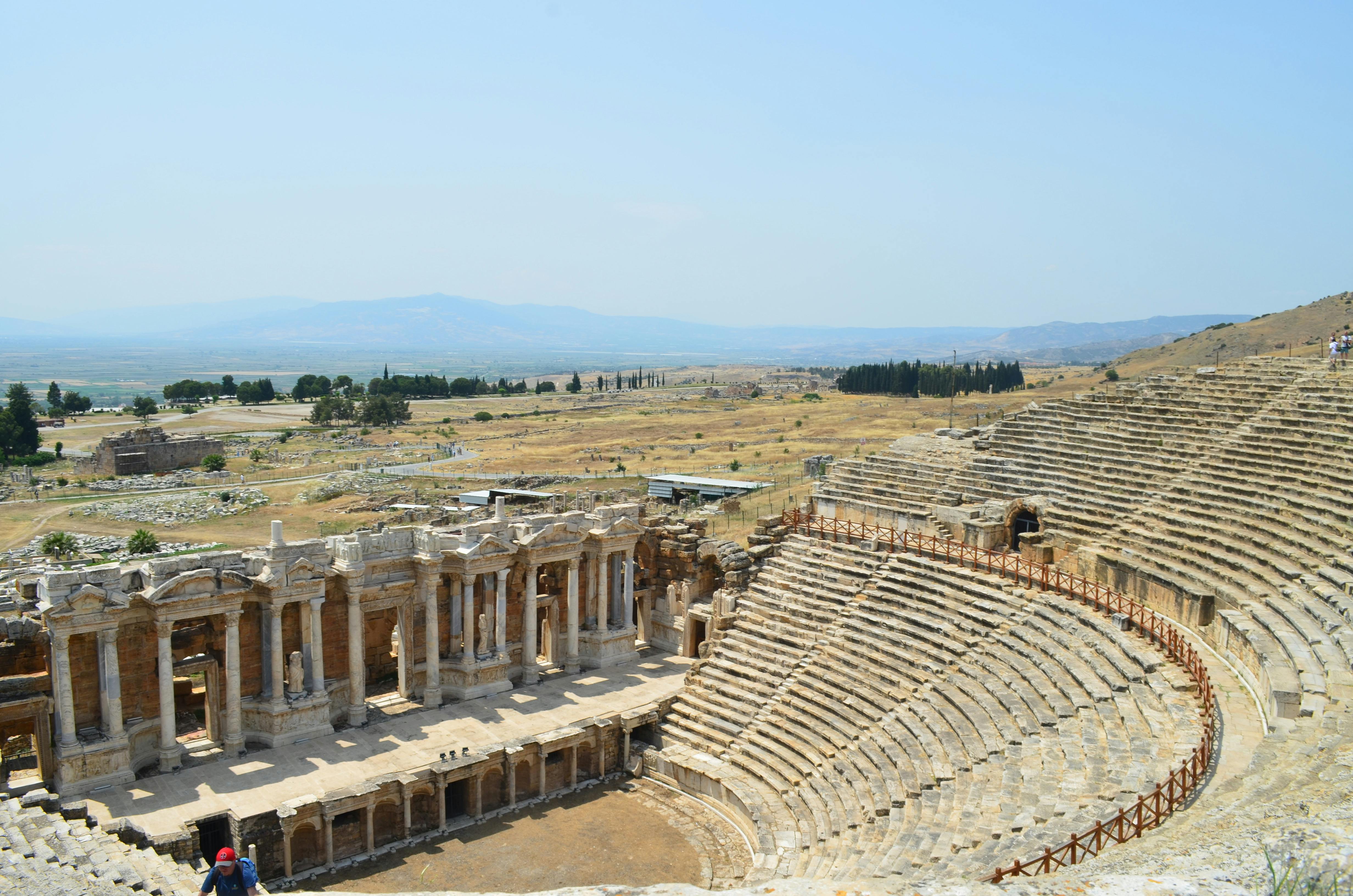 Ücretsiz Türkiye'de UNESCO Dünya Mirası listesinde yer alan Hierapolis'teki antik Roma tiyatrosunun ihtişamını keşfedin. Stok Fotoğraflar