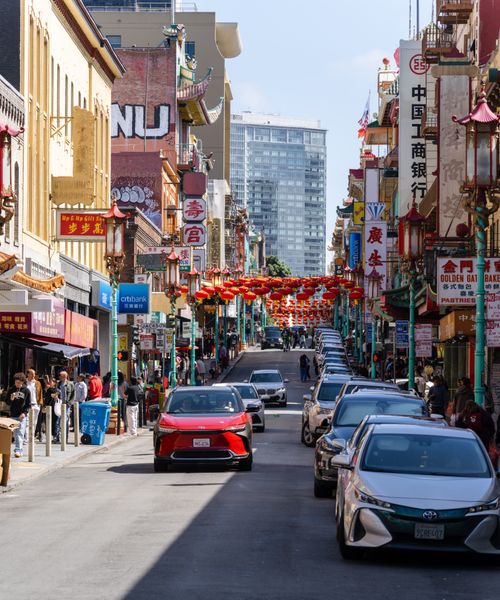 Free Busy street in Chinatown, San Francisco, adorned with lanterns and traditional architecture. Stock Photo