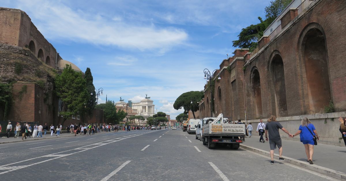 Sold Rome Street Historic Street in Rome with Ancient Walls · Free Stock Photo