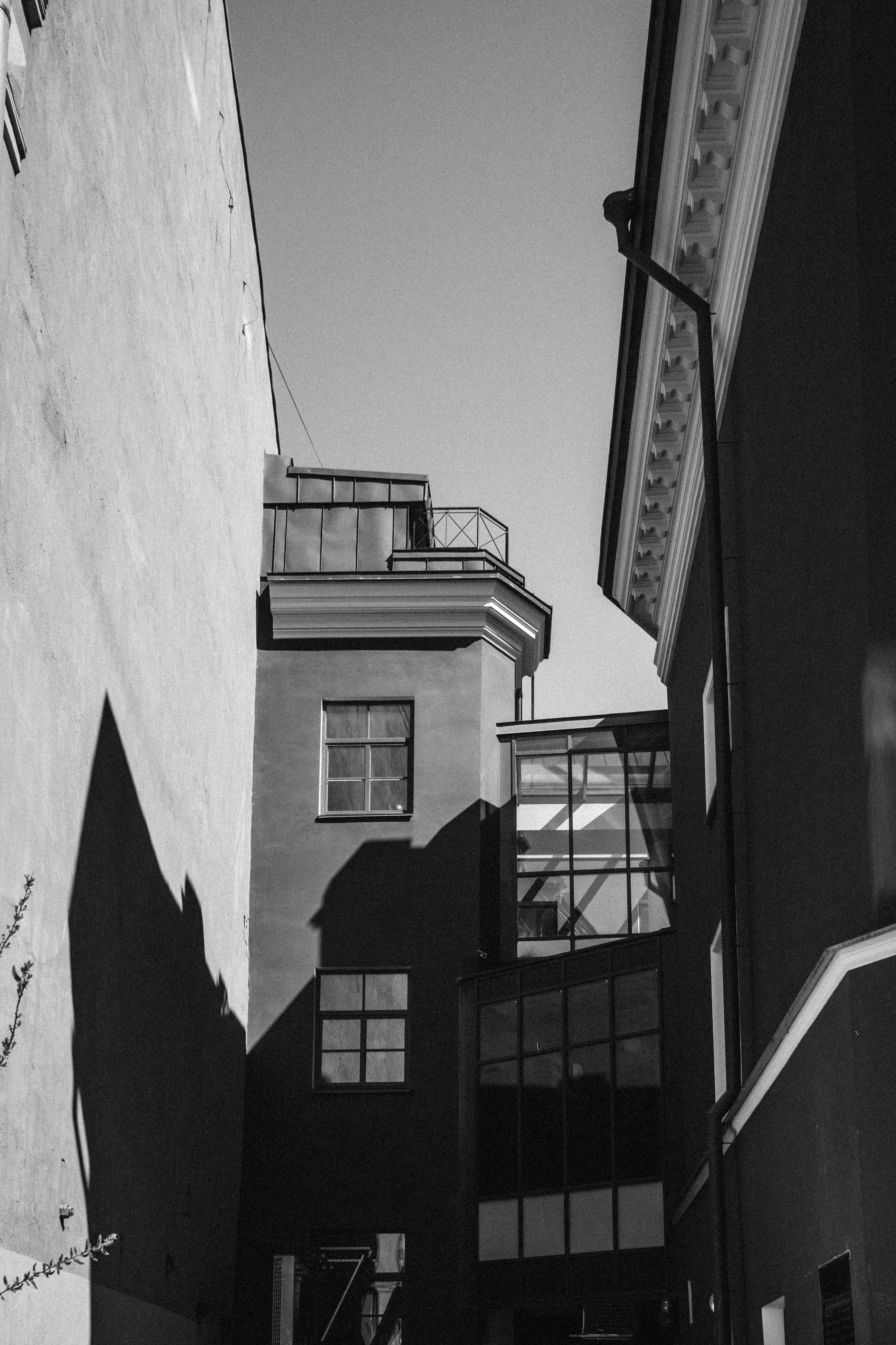 ingyenes Városi építészeti terveket feltűnő árnyékokkal kiemelő monokróm fotó. Stockfotó