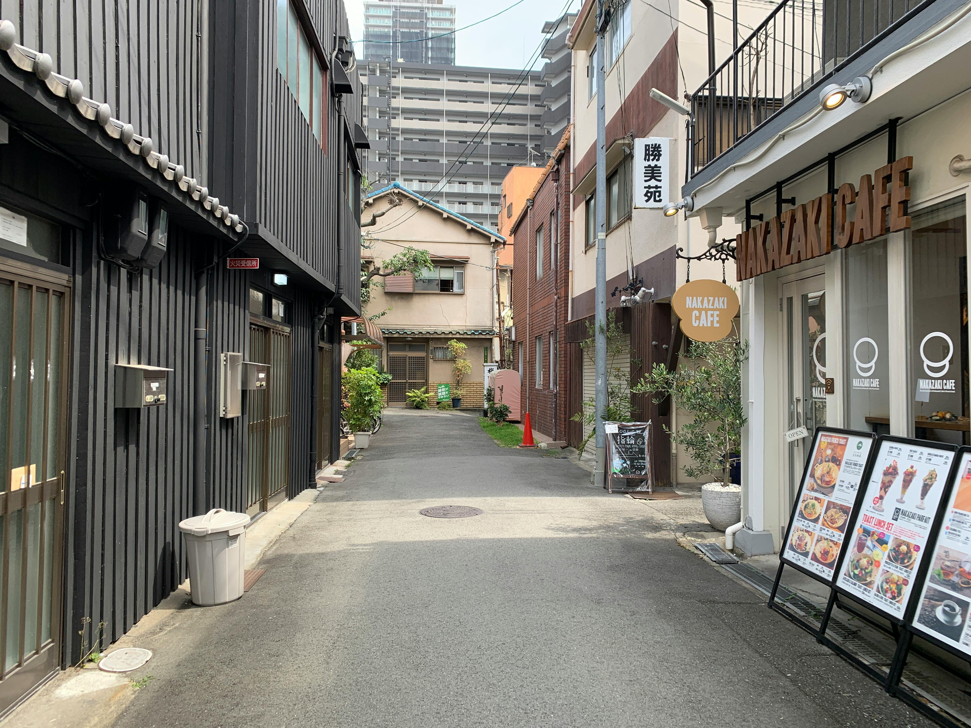 Strada di Nakazakicho a Osaka con piccoli caffè e botteghe