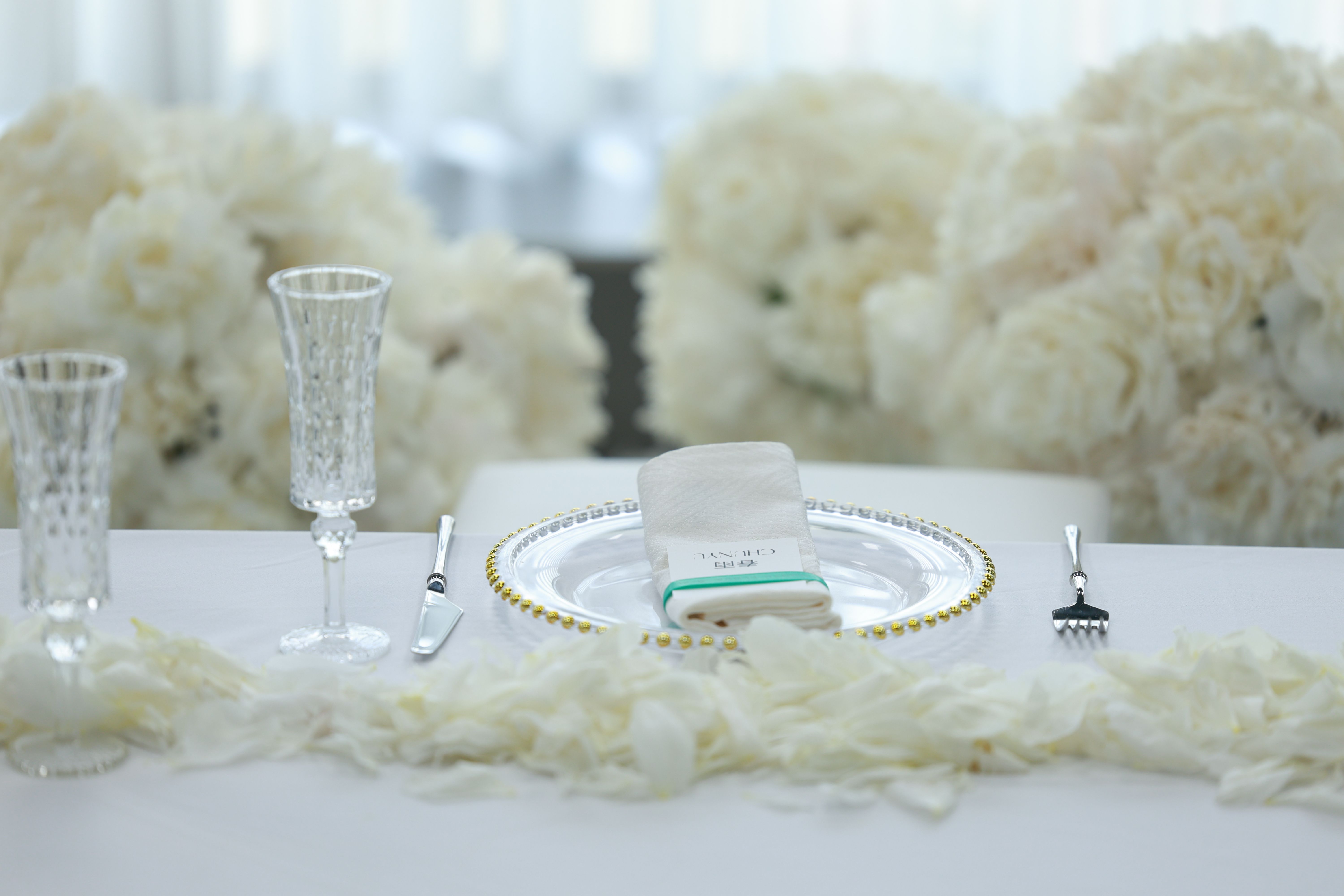 Elegant White Wedding Table Setting with Crystal Glassware · Free Stock ...