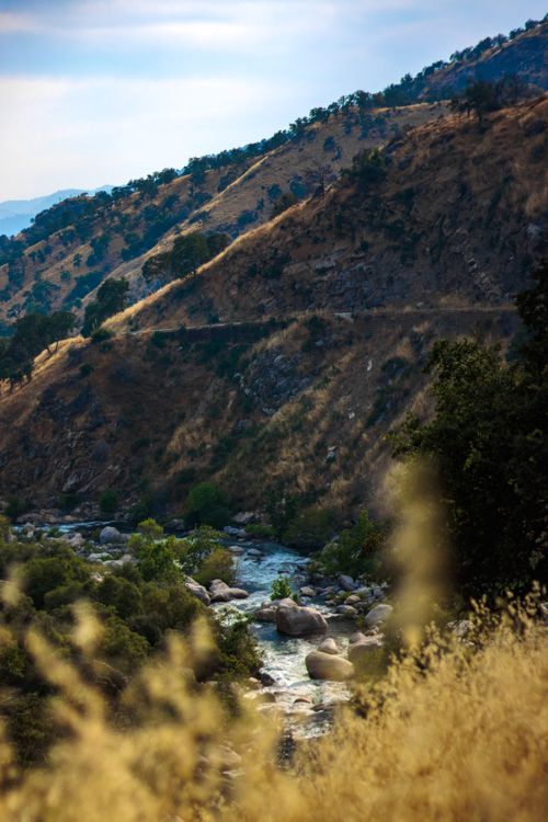 Free Beautiful mountainous landscape with a flowing river in Kalifornien, USA. Stock Photo