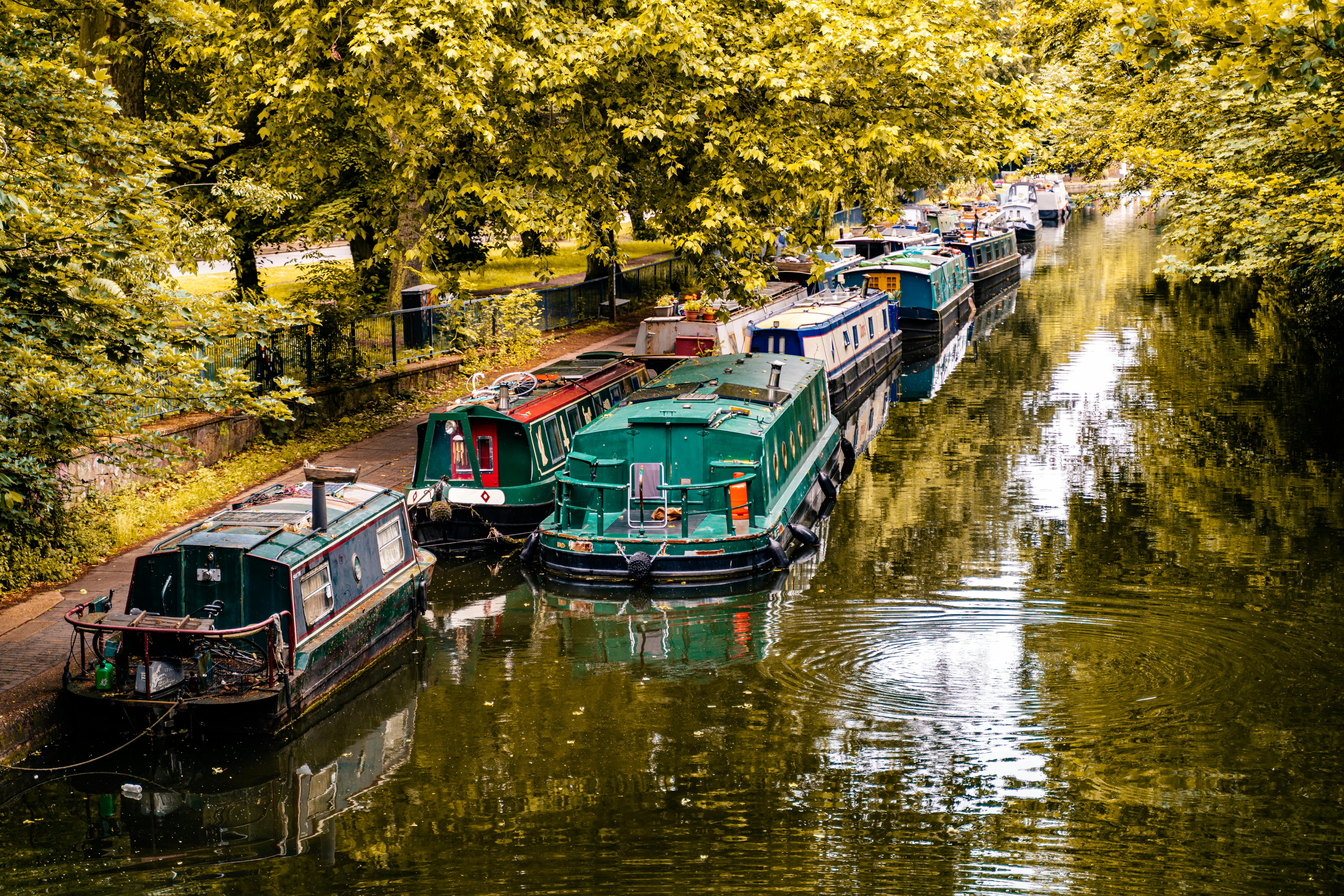 https://www.pexels.com/photo/colorful-canal-boats-in-london-park-setting-32477987/