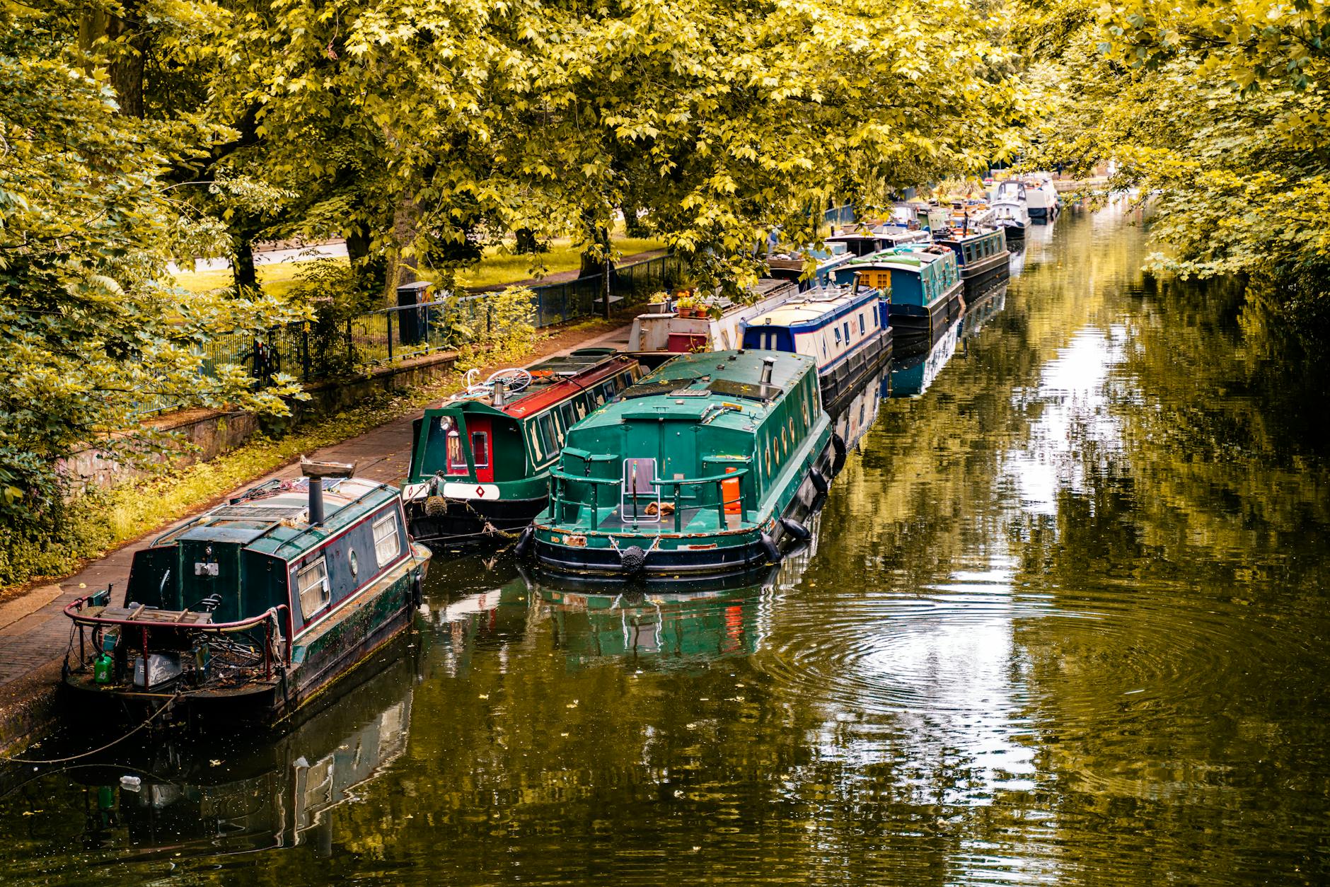 https://www.pexels.com/photo/colorful-canal-boats-in-london-park-setting-32477987/