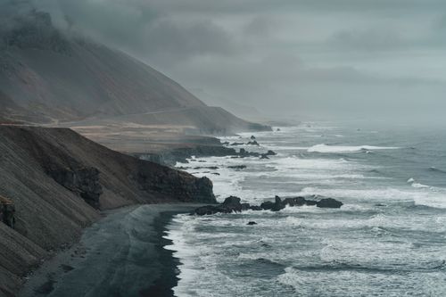 Free Capture of Iceland's rugged coastline with dramatic waves and overcast skies, showcasing its natural beauty. Stock Photo