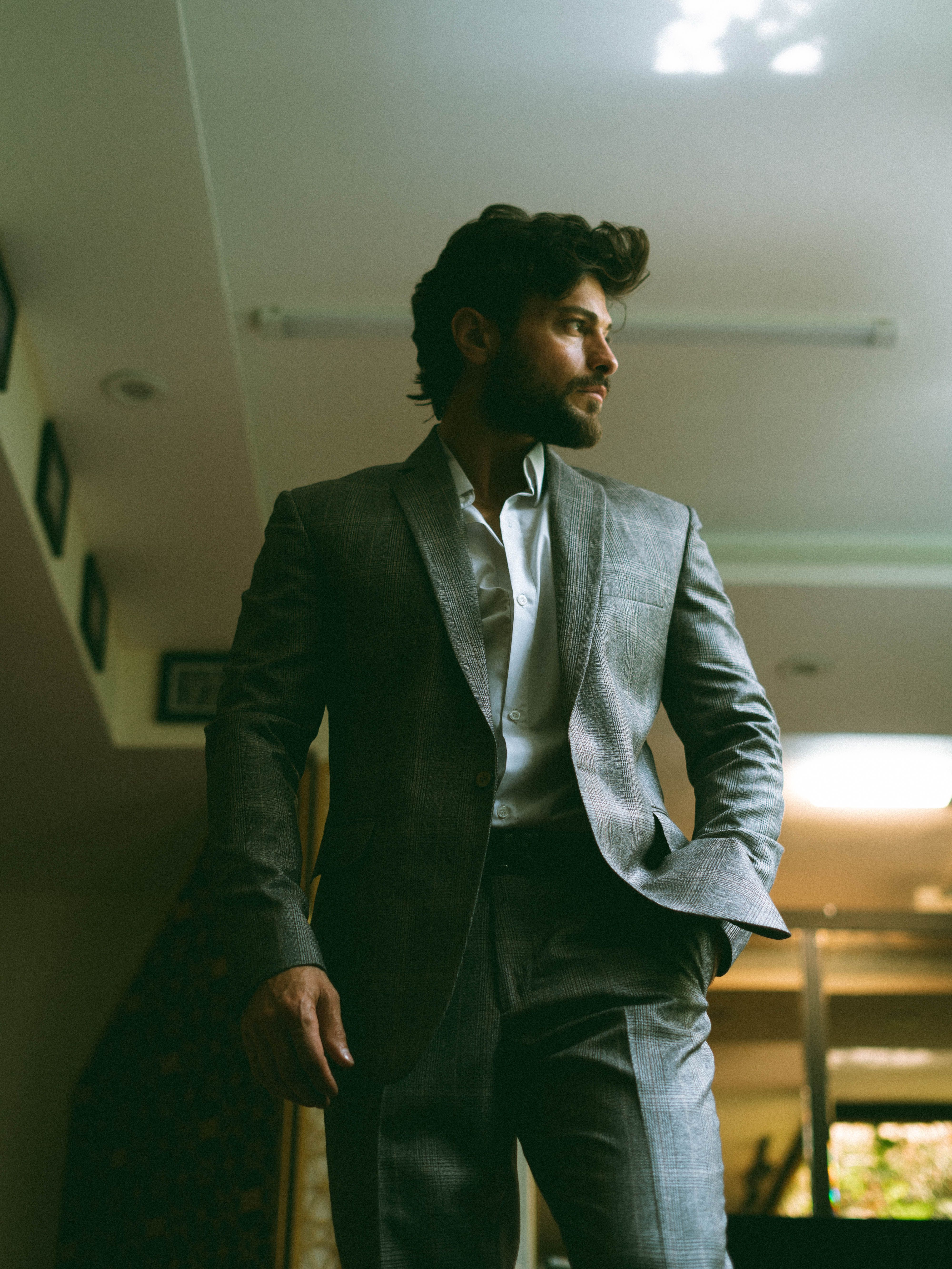 Un Hombre Elegante Con Traje Gris Luce Seguro En Interiores · Foto de ...