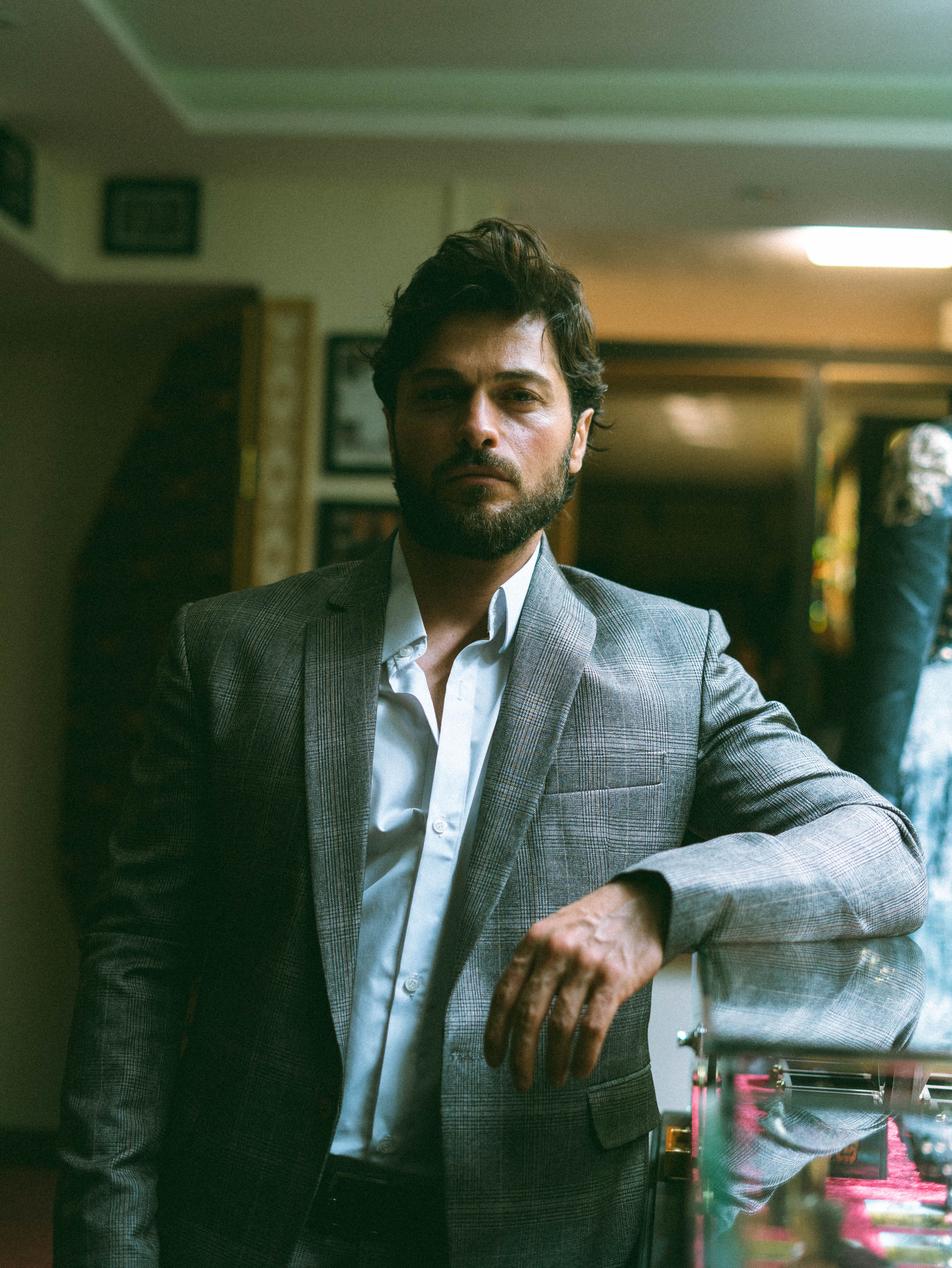 Hombre Seguro De Sí Mismo Con Un Elegante Traje Gris En El Interior ...