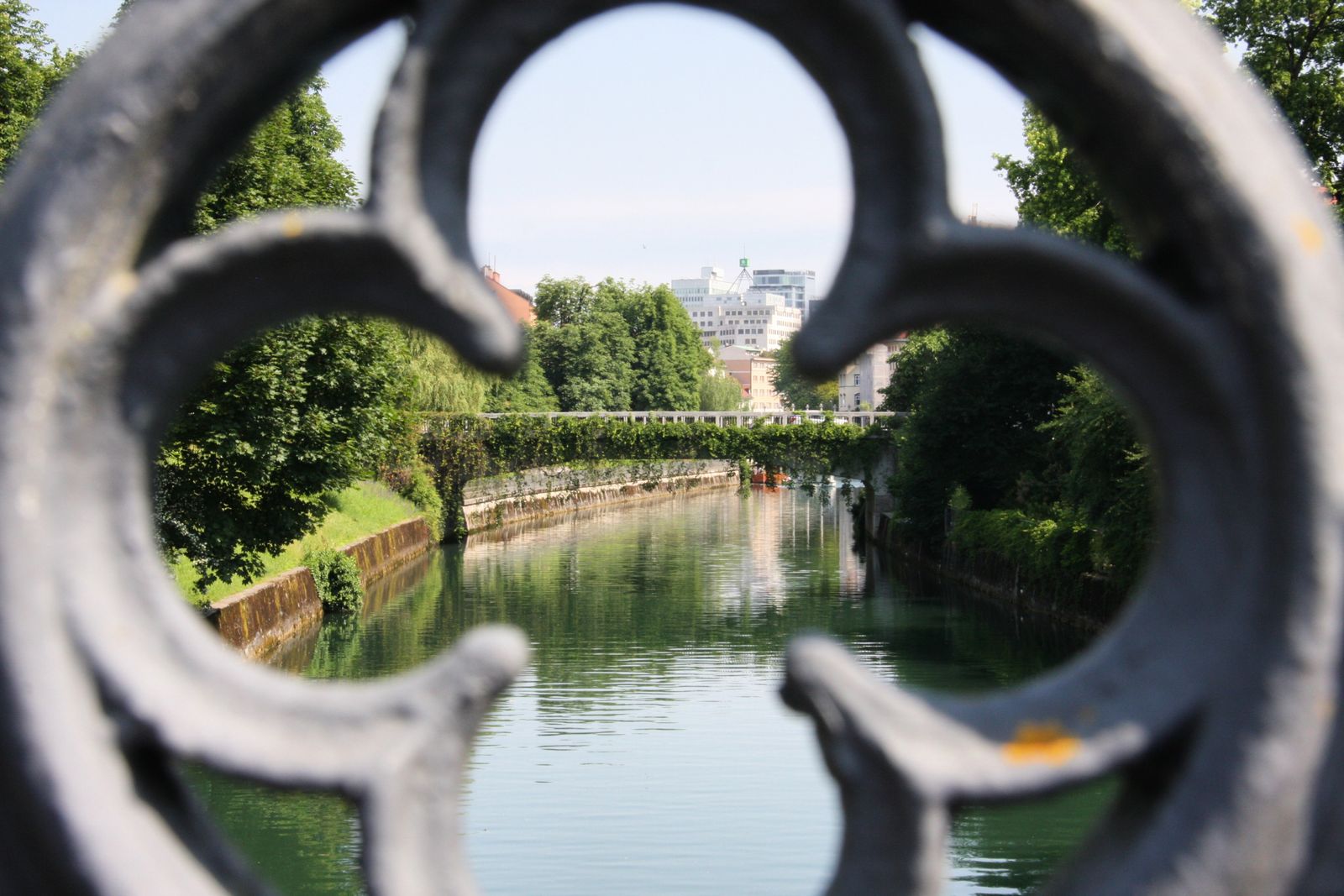 Cazare în Ljubljana: Ljubljanica cu malurile verzi, la sud de centrul vechi