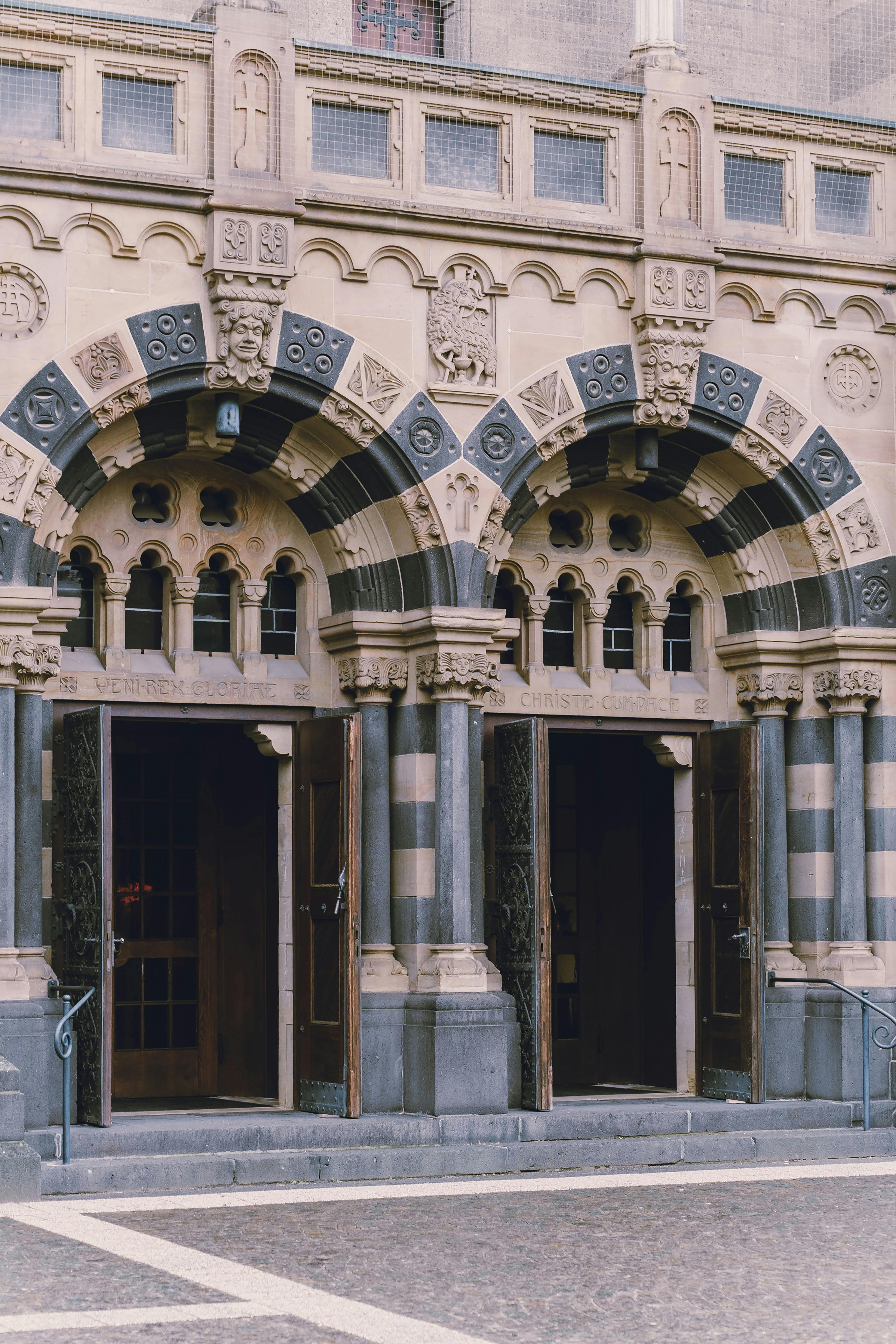 bezplatná Detailní pohled na zdobený vchod do kostela s kamennými oblouky a sloupy, zdůrazňující architektonickou krásu. Základová fotografie