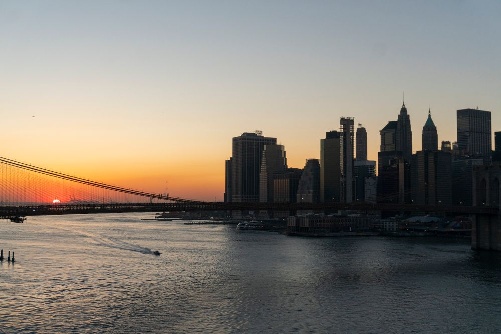 Puente de Brooklyn y skyline de Manhattan recortados al ocaso