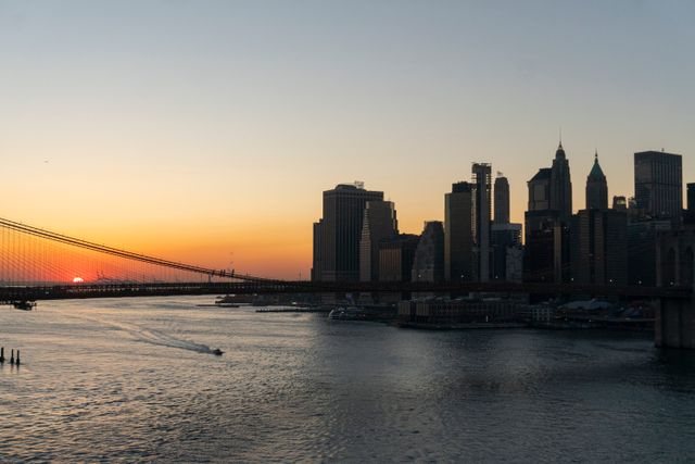 Brooklyn Bridge e o skyline de Manhattan ao pôr do sol